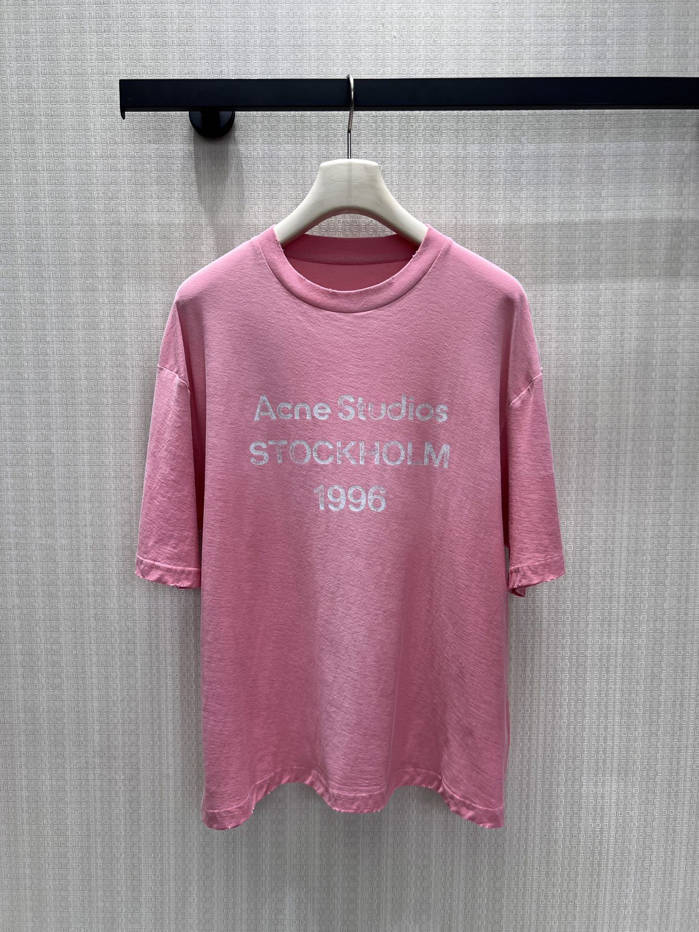 NO:893374,Acn* 26ss spring and summer new style peach pink old 1996 logo printed short sleeves 丨Exclusively developed by yb!  Top quality production!  Yellow and white skins can be washed directly. The distressed washed cotton feels soft and fufu, and it is very comfortable to wear close to the body. The loose fit is super friendly to all body types, and it looks good when tucked into the corners of clothes. The 1996 letter print on the chest is low-key and recognizable. When paired with jeans and overalls, you can unlock the American retro or Nordic minimalist style with one click. Just put it on when you go out in spring and summer, good news for lazy people!  Available in stock S/M/L,,jeans,T-shirt,19860909Acn* 26ss春夏新款 蜜桃粉 做旧1996 logo印花短袖 丨独家yb开发！顶级高版出品！黄皮白皮都能直接冲.做旧水洗棉摸起来软fufu的,贴身穿巨舒服,宽松版型对各种身材都超友好,随便塞衣角都好看.胸前的1996字母印花低调又有辨识度,搭配牛仔裤、工装裤都能一键解锁美式复古或北欧极简风,春夏出门套上就走,懒人福音！现货发售S/M/L,,jeans,T-shirt,,Women's clothing