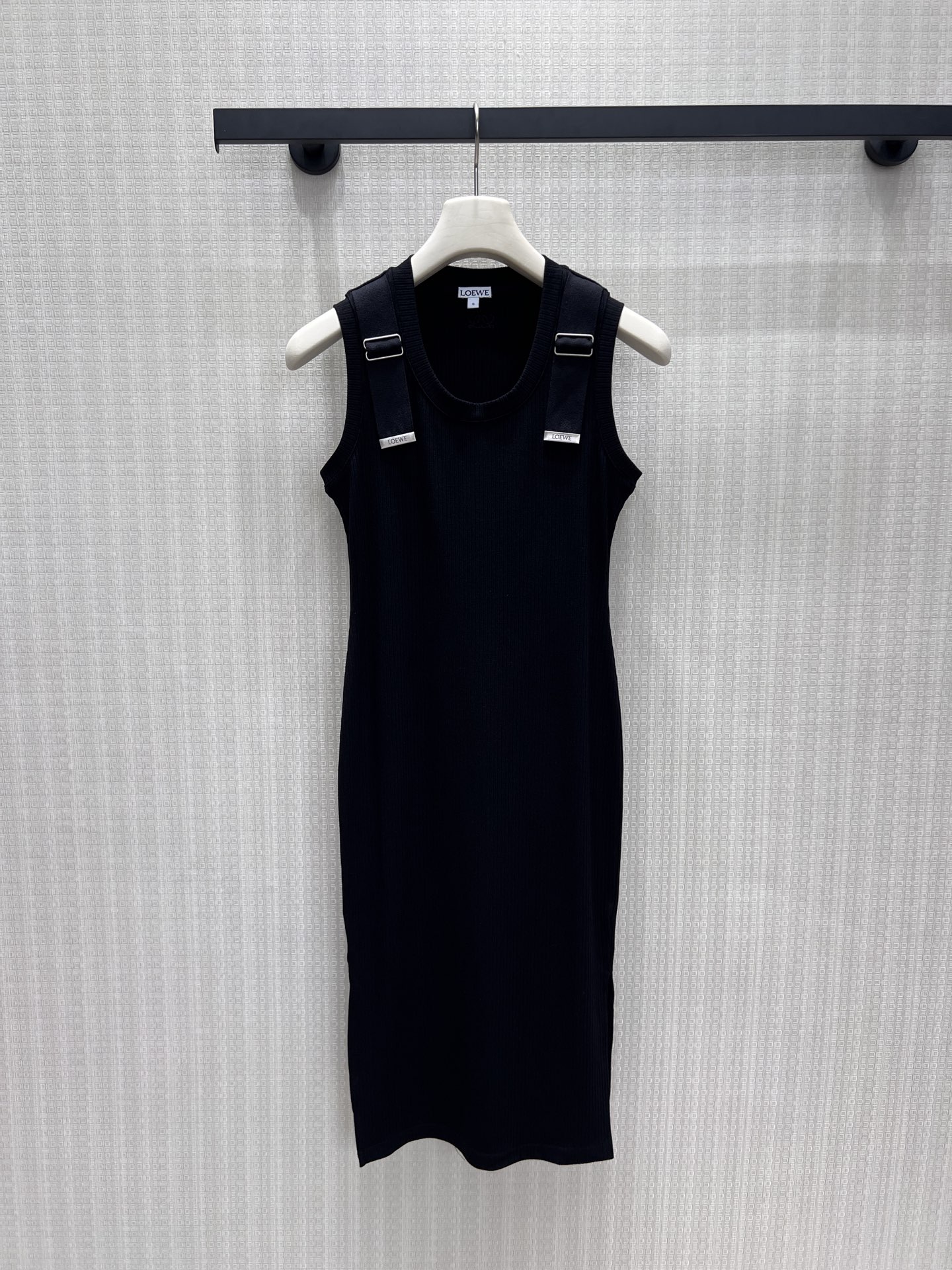NO:893395,26 spring and summer new products  LOE** minimalist style sleeveless knitted vest dress, full of warm and relaxed light luxury texture. The delicate vertical pit fabric has a soft drape feeling, which fits the body shape without any sense of restraint. The round neck ribbed edge is neat and clean, and the exclusive metal nameplate logo on the shoulder strap low-key highlights the brand heritage.  The slit design increases walking flexibility. The pure off-white color is soft and durable, and the style is simple and elegant. It brings a cool and high-end atmosphere when worn alone. It is suitable for commuting and leisure travel. It interprets the restrained and gentle minimalist aesthetics of the Spanish brand. In stock smL,, loewe, skirts,1986090926春夏新品 LOE**极简风无袖针织背心裙,把温润松弛的轻奢质感拉满.细腻竖坑条面料自带柔和垂坠感,贴合身形却无束缚感.圆领罗纹收边利落干净,肩带专属金属铭牌标识低调彰显品牌底蕴,侧边开衩设计增添行走灵动度.纯净米白温柔耐看,版型简约大气,单穿自带清冷高级氛围,通勤、休闲出行皆适配,诠释西班牙品牌克制温柔的极简美学.现货smL,,loewe,skirts,,Women's clothing