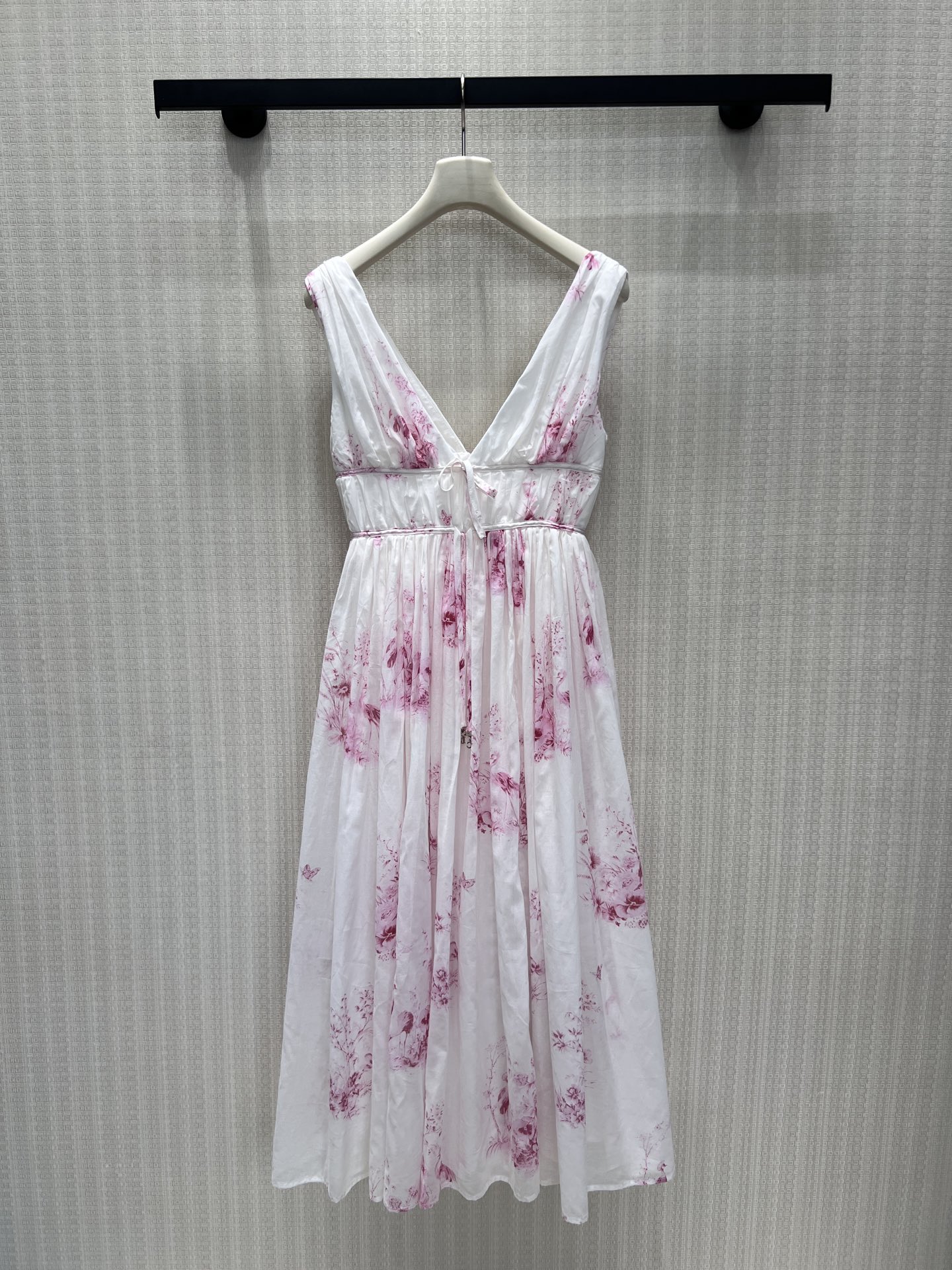 NO:893377,26 new spring and summer dresses  The Dio* milky white background is smudged with pink flower and bird prints, giving it a soft mist atmosphere. The deep V sleeveless cut outlines the slender shoulders and neck, and the waist is lightly tied with ribbons and bows of the same color, quietly dividing the golden ratio. The long draped skirt has an elegant and soft light when walking. The light and breathable fabric is both  It is fairy-like and comfortable. The low-saturation pink flowers are elegant and not sweet. It is suitable for daily dates and afternoon tea trips. It has a gentle and rich family atmosphere, gentle and yet has a sense of high-end relaxation. In stock 36/38/40,, dior, skirts, gold,1986090926春夏新品连衣裙 Dio*奶白底晕染粉调花鸟印花,自带柔雾氛围感.深V无袖剪裁勾勒纤细肩颈,腰间同色系飘带蝴蝶结轻束腰线,悄悄划分黄金比例,大摆垂坠长裙走路自带飘逸柔光.轻薄透气面料兼顾仙气与舒适,低饱和粉花清雅不甜腻,日常约会、下午茶出行都适配,温柔富家千金氛围感拉满,温柔又不失高级松弛感.现货36/38/40,,dior,skirts,gold,,Women's clothing