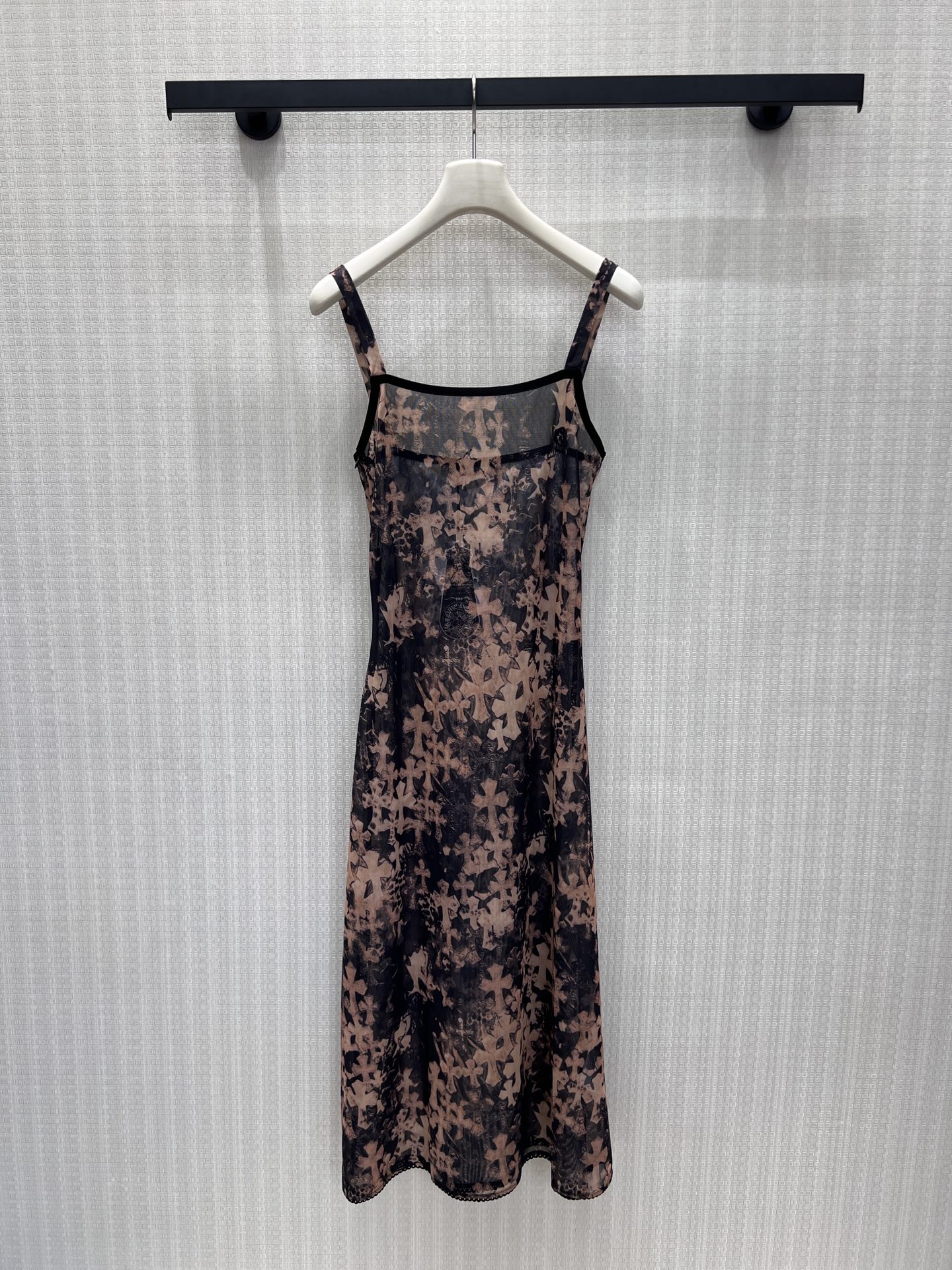 NO:893383,26 new spring and summer dresses  Cross print combines dark abstinence and lazy sexiness. The old smudged background is intertwined with the iconic cross totem. The diamond-encrusted spaghetti straps delicately outline the feminine shoulders and neck. The pleats on the waist are precisely cut to tighten the curves. The hazy and slightly transparent mesh fabric has a soft atmosphere.  Light. A perfect balance between cold coolness and soft femininity. It is not deliberately flamboyant, but has its own recognition. It is suitable for dinner dates and atmospheric filming. The upper body has a light and luxurious lady style with its own aura. Ready-made smL,,skirts,1986090926春夏新品连衣裙 十字印花糅合暗黑禁欲与慵懒性感.做旧晕染底色交织标志性十字图腾,镶钻细肩带精致勾勒柔美肩颈,腰侧褶皱剪裁精准收束曲线,朦胧微透网纱面料自带氛围感柔光.冷冽酷感与柔媚女人味完美平衡,不刻意张扬,却自带辨识度,晚宴约会、氛围感出片都适配,上身即是自带气场的轻奢御姐格调.现货smL,,skirts,,Women's clothing
