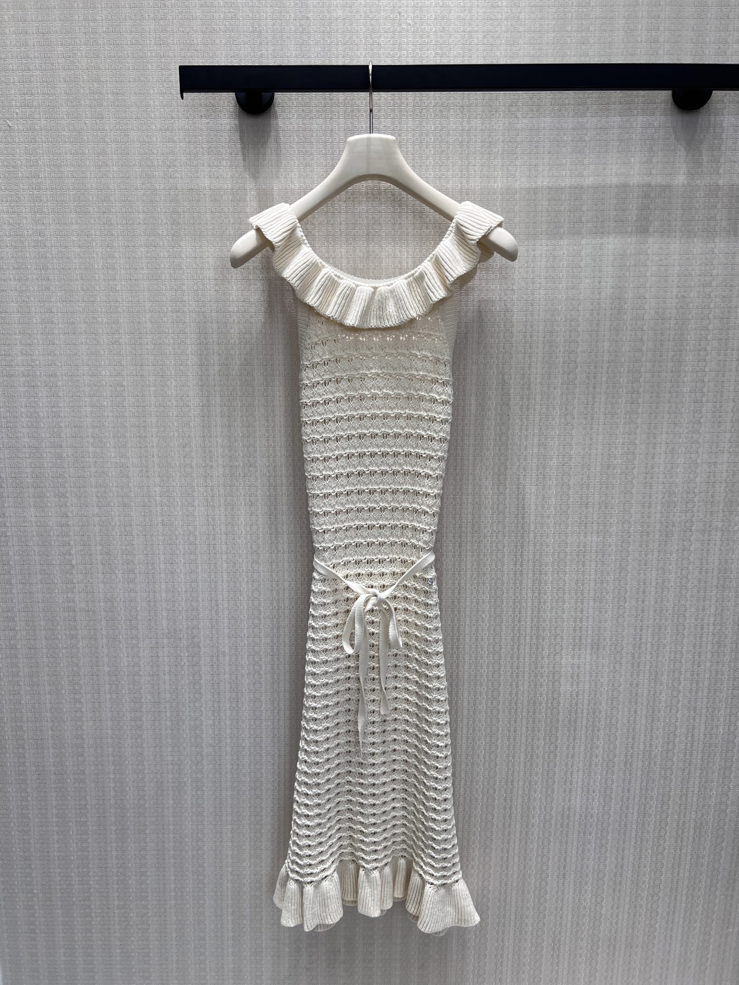 NO:893865,26 new spring and summer dress French lotus leaf one-shoulder Breathable hollow texture eliminates the heavy knitting, wavy lace neckline reveals beautiful shoulder and neck lines. Adjustable straps of the same color tighten the waist and abdomen, optimize body proportions, and the drapey fishtail skirt has an elegant feeling when walking. High-elastic fabric fits the curves, and the slim fit highlights the graceful figure. Black and white are timeless. Spot smL, skirts,1986090926春夏新品 连衣裙 法式荷叶一字肩 透气镂空织纹消解针织厚重,波浪花边领口展露优美肩颈线条.可调节同色系绑带收紧腰腹,优化身材比例,垂坠鱼尾裙摆行走自带飘逸感.高弹力面料贴合曲线,修身版型凸显曼妙身姿,黑白两色永不过时 现货smL,,skirts,,Women's clothing