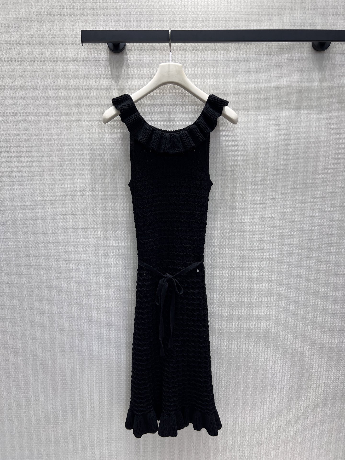 NO:893863,26 new spring and summer dress French lotus leaf one-shoulder Breathable hollow texture eliminates the heavy knitting, wavy lace neckline reveals beautiful shoulder and neck lines. Adjustable straps of the same color tighten the waist and abdomen, optimize body proportions, drape fishtail skirt has an elegant feeling when walking. High-elastic fabric fits the curve, slim fit highlights the graceful figure, black and white are timeless. Ready-made smL real shot details,,skirts,1986090926春夏新品 连衣裙 法式荷叶一字肩 透气镂空织纹消解针织厚重,波浪花边领口展露优美肩颈线条.可调节同色系绑带收紧腰腹,优化身材比例,垂坠鱼尾裙摆行走自带飘逸感.高弹力面料贴合曲线,修身版型凸显曼妙身姿,黑白两色永不过时 现货smL 实拍细节图,,skirts,,Women's clothing