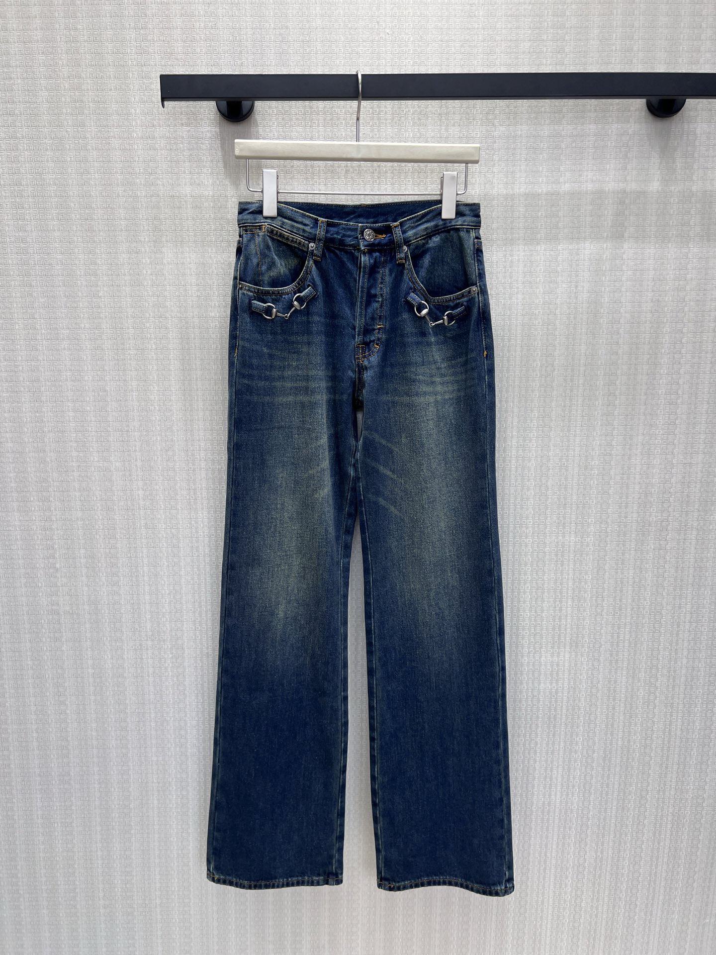NO:893876,26 spring and summer new jeans. The details of the front pocket metal buckle are restrained and exquisite, abandoning redundant decoration, and keeping the low-key texture of old money. Double-layered wash colors are optional, retro blue has a soft old layer, and charcoal gray is cool and advanced. High-density twill denim has its own ribs, is soft but not squishy, ​​and is suitable for commuting and leisure. One piece wears French casual elegance. Spot sml real shot details,,jeans,1986090926春夏新品牛仔裤 前袋金属扣细节克制精致,摒弃冗余装饰,拿捏old money低调质感.双层水洗色调可选,复古蓝做旧层次柔和,炭灰冷调清冷高级.高密度斜纹牛仔自带筋骨,柔软不软塌,通勤休闲皆适配,一件穿出法式随性贵气.现货smL 实拍细节图,,jeans,,Women's clothing