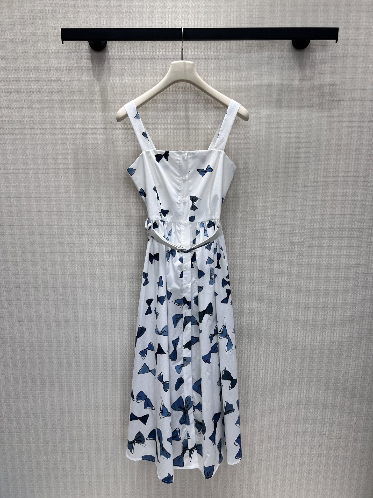 NO:893875,26 spring and summer new style blue bow print suspender dress, clean white background with clear blue pattern, smart and elegant. Straight square collar gently exposes the collarbone, single-breasted placket is retro and exquisite, matching belt cinches the waist and optimizes body proportions. Soft skin-friendly fabric has just the right drape, large A skirt has a sense of elegance when walking, and wide suspenders take into account comfort. It is refreshing to wear alone in summer to reduce age, and it is easy to achieve a relaxed and gentle Korean style. Ready stock smL  Actual detailed pictures,,skirts,1986090926春夏新款 蓝蝴蝶结印花吊带连衣裙,干净白底衬出清透蓝调图案,灵动雅致.平直方领温柔展露锁骨,门襟单排扣复古精致,配套腰带随心收束腰身,优化身材比例.柔软亲肤面料垂感恰到好处,大A裙摆行走间自带飘逸感,宽吊带兼顾舒适度,夏日单穿清爽减龄,轻松拿捏松弛温柔的韩系穿搭格调.现货smL 实拍细节图,,skirts,,Women's clothing