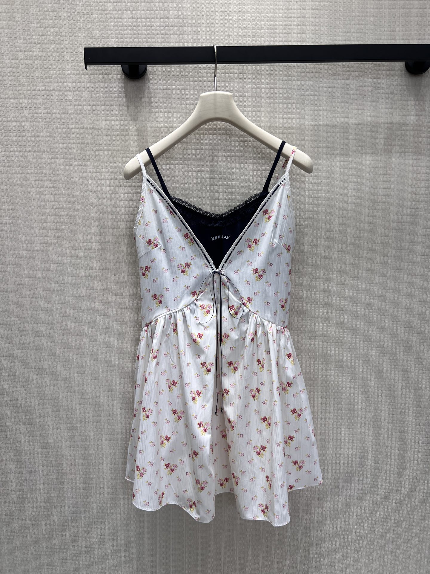 NO:893871,26 new spring and summer dress French floral layering, low saturation pink flower print is clean and refreshing, textured fabric enhances texture. V-neck drawstring details have both design and practicality, high waist and peplum optimize body proportions, black and white contrasting double-layer slings create rich visual hierarchy. Lightweight and smooth fabrics are suitable for midsummer, and are gentle and smart when worn alone. Paired with a small knitted cardigan to add a light and mature atmosphere, it is not a niche style, and has a relaxed and sweet girly style. Ready stock smL  Actual detailed pictures,,skirts,1986090926春夏新品 连衣裙 法式碎花叠穿 低饱和粉花印花干净清爽,肌理感面料提升质感.V领抽绳细节兼具设计感与实用性,高腰蓬摆优化身材比例,黑白撞色双层吊带打造丰富视觉层次.轻薄垂顺面料适配盛夏,单穿温柔灵动,搭配针织小开衫又添轻熟氛围感,小众不撞款,拿捏松弛清甜的少女格调.现货smL 实拍细节图,,skirts,,Women's clothing