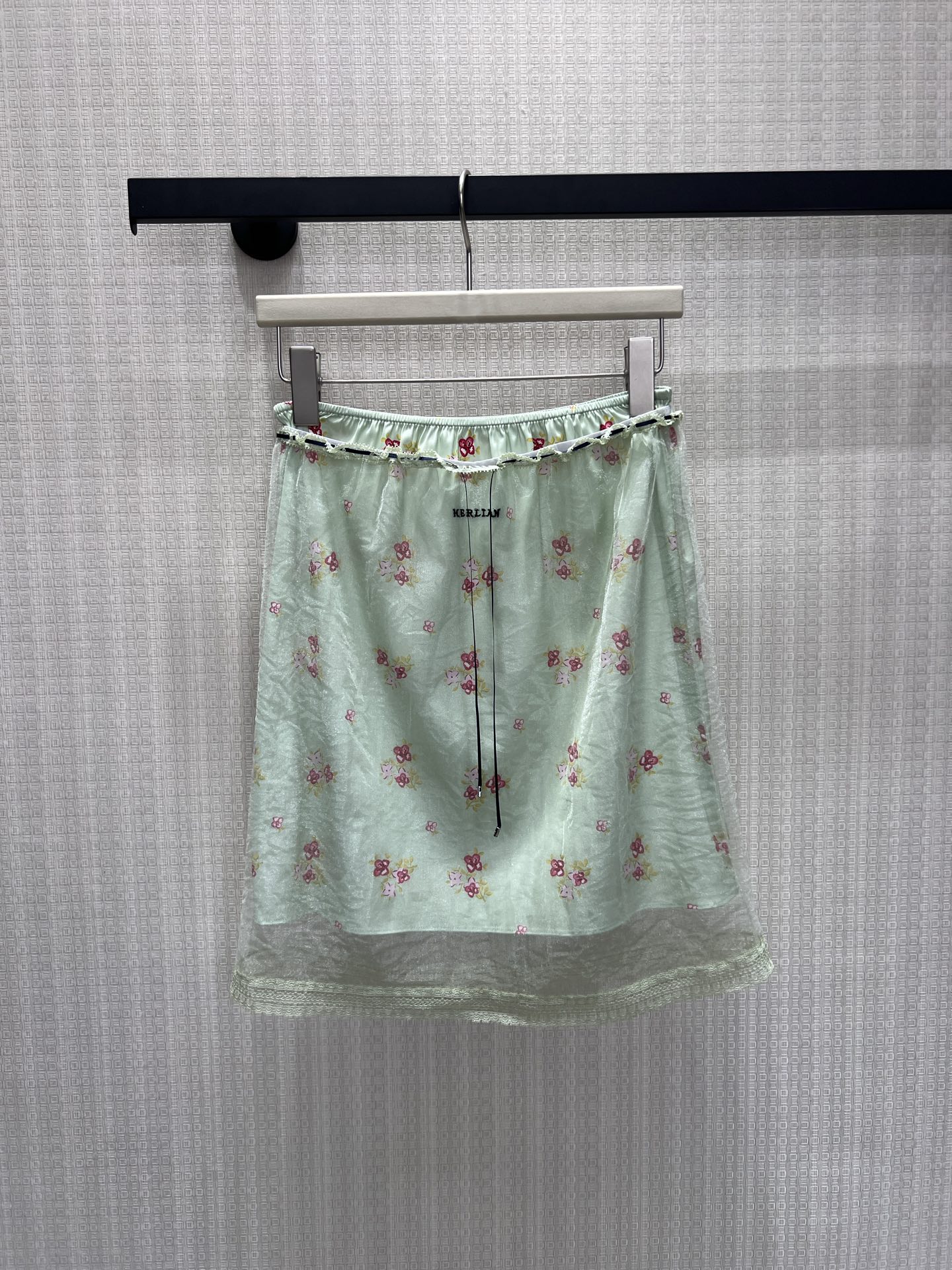NO:893867,26 spring and summer new arrivals skirt fresh mint green floral mesh  The elegant small flower print eliminates the dullness of summer, and the transparent double-layer mesh creates a hazy beauty. The lace piping at the waist is matched with a thin drawstring, which takes into account both beauty and fit. The loose and short cut accommodates the crotch line. The fabric is light and breathable without weight, and the light green color is refreshing and healing. It is suitable for all kinds of simple tops, suitable for dates and outings, and can easily be worn to create a soft, sweet, and unintentional gentle girl style. Ready-made smL  Actual detailed pictures,,skirts,1986090926春夏新品 半裙 清新薄荷绿碎花网纱 淡雅小花印花消解夏日沉闷,通透双层网纱打造若隐若现朦胧美感.腰头蕾丝滚边搭配细抽绳,兼顾美观与贴合度,宽松短款剪裁包容胯部线条.面料轻薄透气无负重感,浅绿配色清爽治愈,适配各类简约上衣,约会、出游都适配,轻松穿出软糯清甜、不刻意的温柔少女格调.现货smL 实拍细节图,,skirts,,Women's clothing