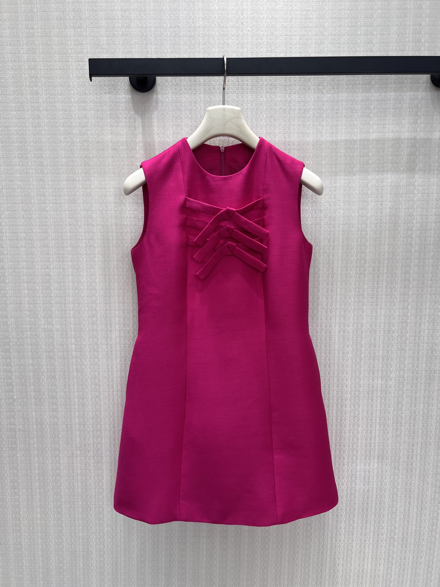 NO:893872,26 spring and summer new products  Ingenious sleeveless dress, high-definition satin texture with soft light texture. Three-dimensional hand-buttoned bow on the placket, Chinese style elegance meets French minimalism, and the neat round neck modifies the shoulder and neck lines. The micro-A silhouette hides the body shape, and the short tailoring elongates the leg proportions. The rose red is warm and eye-catching, and the black style is low-key and noble, suitable for commuting and banquets, the delicate tailoring outlines the elegant temperament, and the classic version is durable. Detailed photos of the real stock sml, skirts,1986090926春夏新品 匠心无袖连衣裙,高定缎面肌理自带柔光质感.门襟立体手工盘扣蝴蝶结,中式雅致碰撞法式极简,利落圆领修饰肩颈线条.微A廓形藏住身形余量,短款剪裁拉长腿部比例.玫红热烈吸睛,黑款低调显贵,通勤宴会皆适配,细腻剪裁勾勒优雅千金气质,经典版型经久耐看.现货smL实拍细节图,,skirts,,Women's clothing