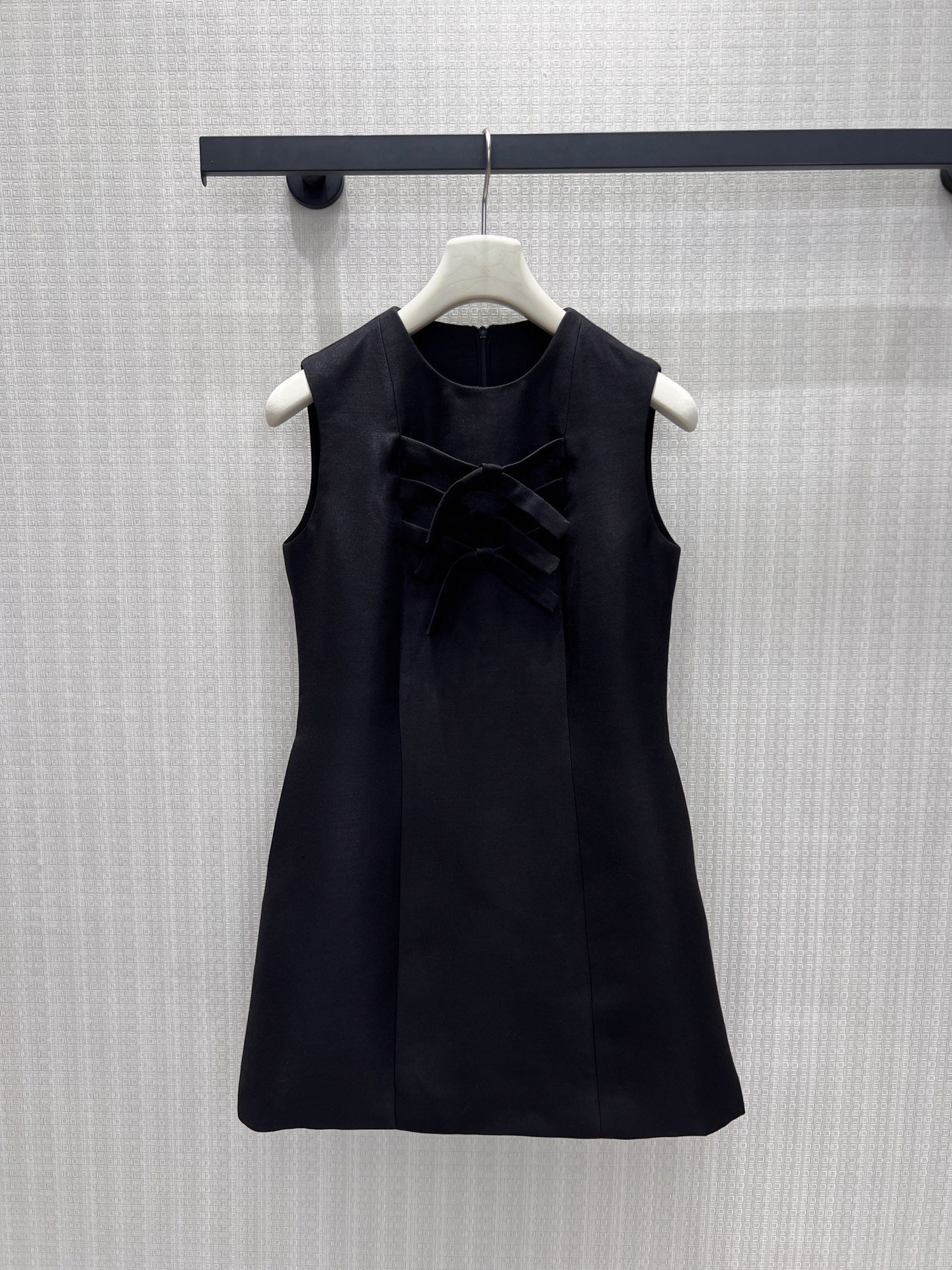 NO:893868,Batch 26 spring and summer new products  Ingenious sleeveless dress, high-definition satin texture with soft light texture. Three-dimensional hand-buttoned bow on the placket, Chinese style elegance meets French minimalism, and the neat round neck modifies the shoulder and neck lines. The micro-A silhouette hides the body shape, and the short tailoring elongates the leg proportions. The rose red is warm and eye-catching, and the black style is low-key and noble, suitable for commuting and banquets, the delicate tailoring outlines the elegant temperament, and the classic version is durable. Detailed photos of the real stock sml, skirts,19860909批 26春夏新品 匠心无袖连衣裙,高定缎面肌理自带柔光质感.门襟立体手工盘扣蝴蝶结,中式雅致碰撞法式极简,利落圆领修饰肩颈线条.微A廓形藏住身形余量,短款剪裁拉长腿部比例.玫红热烈吸睛,黑款低调显贵,通勤宴会皆适配,细腻剪裁勾勒优雅千金气质,经典版型经久耐看.现货smL实拍细节图,,skirts,,Women's clothing