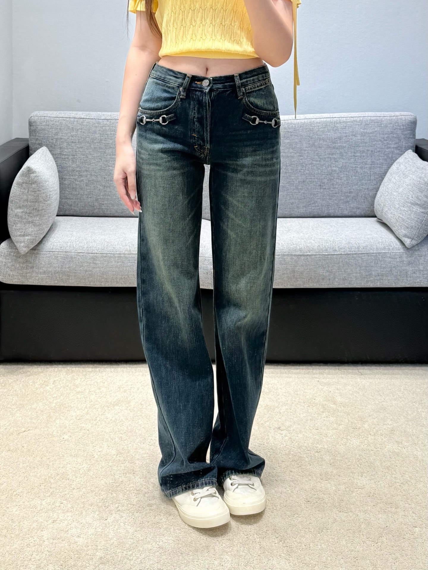 NO:893877,26 spring and summer new jeans. The details of the front pocket metal buckle are restrained and exquisite, abandoning redundant decoration, and keeping the old money low-key texture. Double-layered wash colors are available, retro blue has a soft old layer, and charcoal gray is cool and advanced. High-density twill denim has ribs, is soft but not slumped, suitable for commuting and leisure, and can be worn in one piece to create a French casual elegance. Ready in stock smL,,jeans,1986090926春夏新品牛仔裤 前袋金属扣细节克制精致,摒弃冗余装饰,拿捏old money低调质感.双层水洗色调可选,复古蓝做旧层次柔和,炭灰冷调清冷高级.高密度斜纹牛仔自带筋骨,柔软不软塌,通勤休闲皆适配,一件穿出法式随性贵气.现货smL,,jeans,,Women's clothing