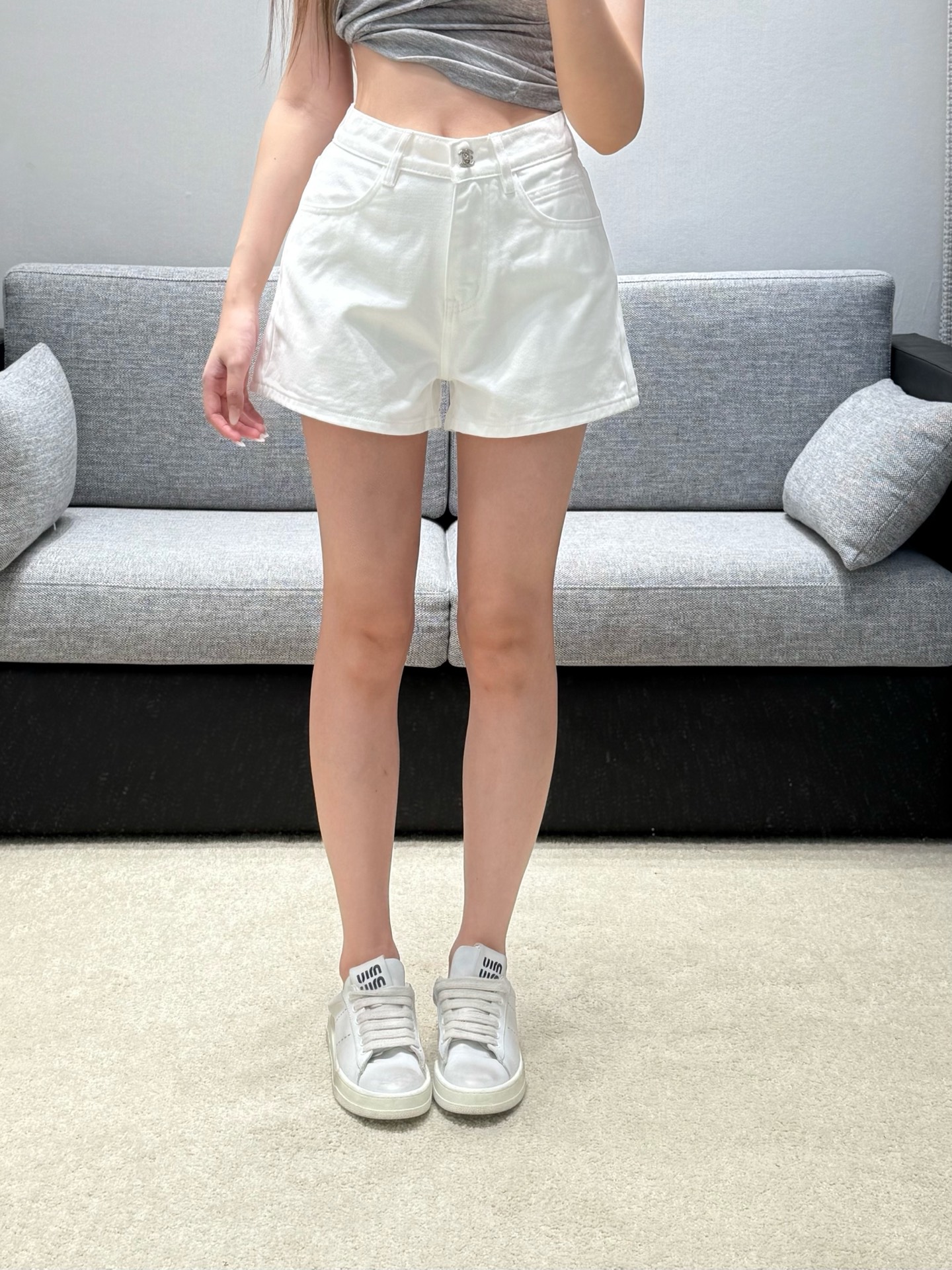 NO:893859,26 spring and summer new products shorts small fragrance bag buckle  The high waistline tailoring creates the visual effect of long legs, and the loose and slightly wide version accommodates all types of leg shapes without being picky. Exquisite metal buttons adorn the placket, and the details reveal the brand's texture. The solid denim washing process is soft and not stiff. You can choose two colors, the white model is gentle and age-reducing, and the blue model is retro and casual, suitable for commuting, dating, and traveling. The simple and basic model has its own elegance and is versatile. In stock 36/38/40, shorts,1986090926春夏新品 短裤小香书包扣 高腰线剪裁打造大长腿视觉效果,宽松微阔版型包容各类腿型不挑人.精致金属纽扣点缀门襟,细节流露品牌质感,扎实牛仔水洗工艺柔和不硬挺.双色随心挑选,白款温柔减龄,蓝款复古随性,适配通勤、约会、出游多种场景,简约基础款却自带贵气,百搭不出错.现货36/38/40,,shorts,,Women's clothing
