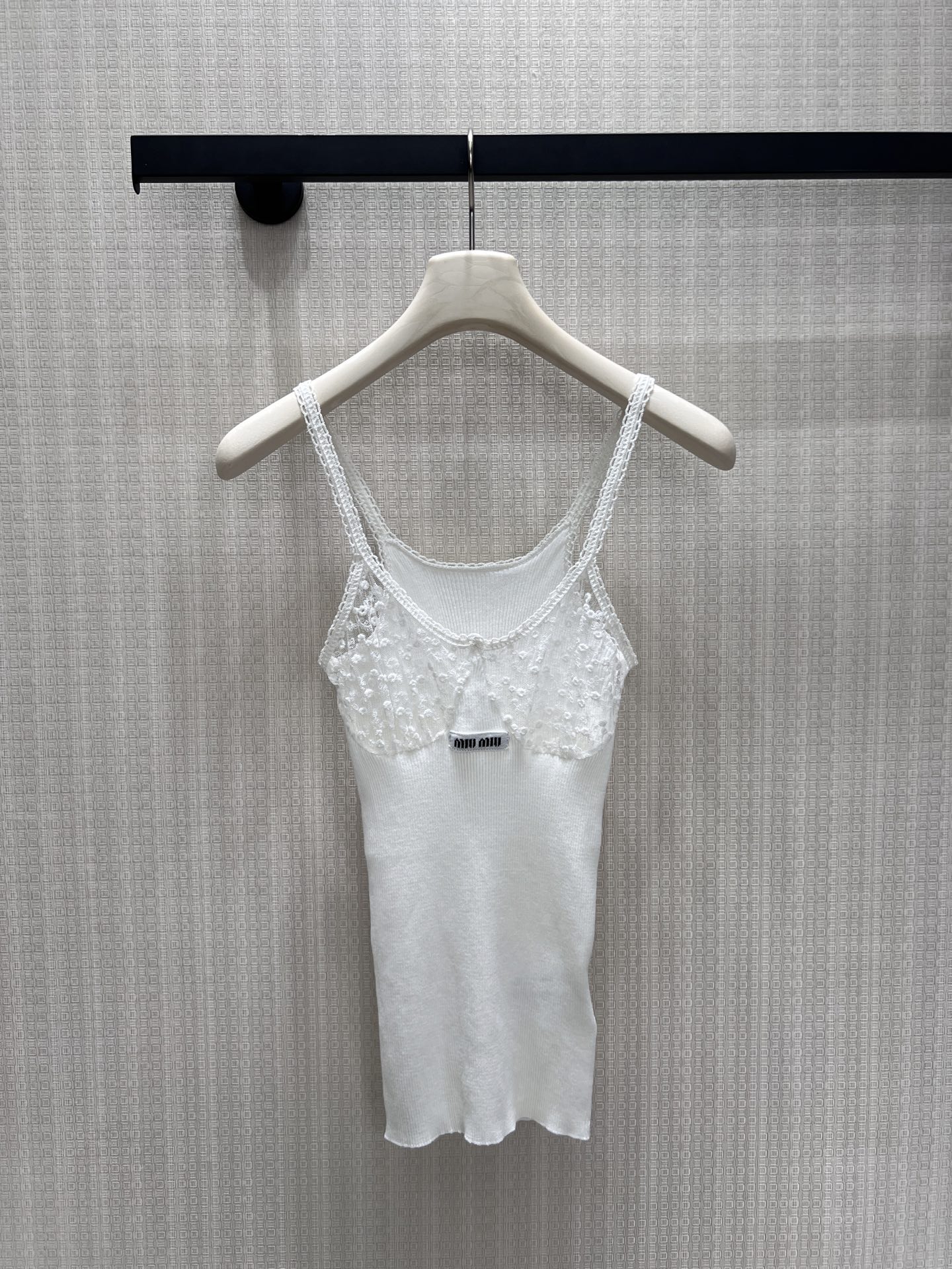 NO:893899,Vest 26 spring and summer new arrivals  Miu** exquisite lace texture. Double-layer lace shoulder straps with three-dimensional flocking breast cups, soft wavy V-neck perfectly outlines the clavicle line. Vertical pit elastic knitted slimming, fit the body shape without a sense of restraint, slightly rolled hem adds a relaxed atmosphere. Woven label on the chest  It is low-key and highlights the brand style. It has a sweet and rich atmosphere. It is gentle and pure when worn alone. It is suitable for layering with Xiaoxiang jackets and shirts. It is suitable for daily wear and dating. Ready-made 36/38/40 real shot details, miumiu, jackets  & coats,shirts,19860909背心 26春夏新品 Miu**精致蕾丝肌理.双层花边肩带搭配立体植绒胸杯,柔美的波浪V领完美勾勒锁骨线条.竖坑条弹力针织修身显瘦,贴合身形却无束缚感,微卷下摆增添松弛氛围.胸前织标低调彰显品牌格调,自带清甜千金氛围感,单穿温柔纯欲,叠搭小香外套、衬衫皆适配,日常与约会穿搭都适配.现货36/38/40实拍细节图,,miumiu,jackets & coats,shirts,,Women's clothing