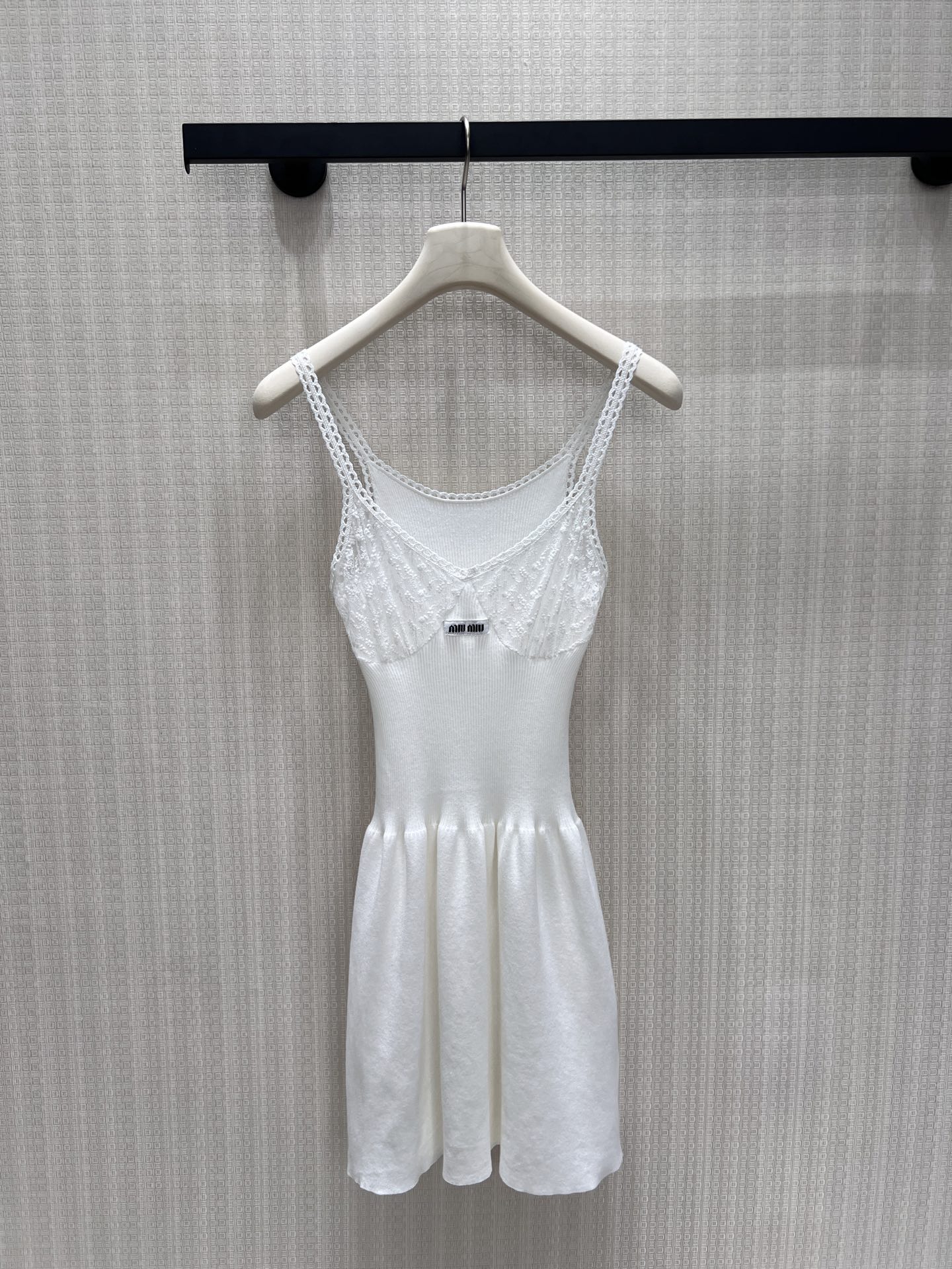 NO:893893,26 spring and summer new products  Miu** exquisite lace texture. Double-layer lace shoulder straps with three-dimensional flocking breast cups, soft wavy V-neck perfectly outlines the clavicle line. Vertical pit elastic knitted slimming, fit the body shape without a sense of restraint, slightly rolled hem adds a relaxed atmosphere. Woven label on the chest  It is low-key and highlights the brand style. It has a sweet and rich atmosphere. It is gentle and pure when worn alone. It is suitable for layering with Xiaoxiang jackets and shirts. It is suitable for daily wear and dating. Ready-made 36/38/40 real shot details, miumiu, jackets  & coats,shirts,1986090926春夏新品 Miu**精致蕾丝肌理.双层花边肩带搭配立体植绒胸杯,柔美的波浪V领完美勾勒锁骨线条.竖坑条弹力针织修身显瘦,贴合身形却无束缚感,微卷下摆增添松弛氛围.胸前织标低调彰显品牌格调,自带清甜千金氛围感,单穿温柔纯欲,叠搭小香外套、衬衫皆适配,日常与约会穿搭都适配.现货36/38/40实拍细节图,,miumiu,jackets & coats,shirts,,Women's clothing