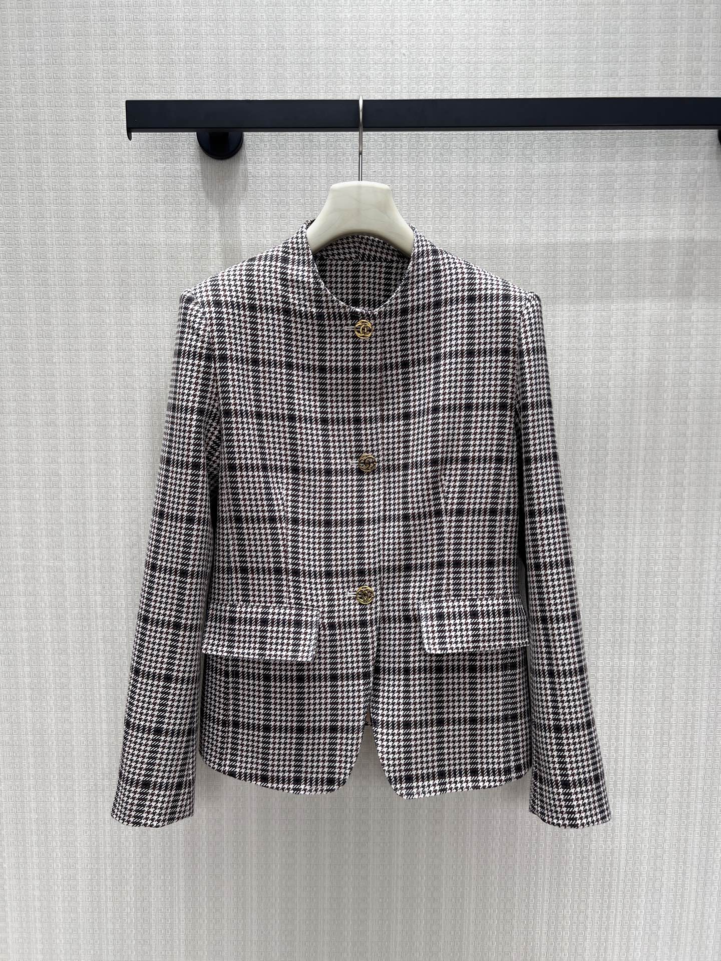 NO:893902,26 spring and summer new products. Houndstooth reshapes the small fragrance style. The low-saturated brown and white plaid pattern is soft and durable. The neat round-neck cut is simple and elegant, weakening the complicated decoration and making it more advanced. The metal carved round buckle is exquisite and sophisticated, and the double-sided patch pockets are both stylish and practical. The short fitted version modifies the body shape, and the neat waistline elongates the proportion of the lower body. The crisp fabric has a straight silhouette, which can be used for commuting and dating. Ready in stock 36/38/40 Real shot details,,1986090926春夏新品 千鸟格重塑小香风气质,低饱和棕白格纹柔和耐看,利落圆领剪裁简约大气,弱化繁杂装饰更显高级.金属雕花圆扣精致考究,双侧贴袋兼顾造型与实用,短款合身版型修饰身形,利落收腰拉长下半身比例.挺括面料自带立挺轮廓,通勤、约会皆可驾驭 现货36/38/40 实拍细节图,,,Women's clothing
