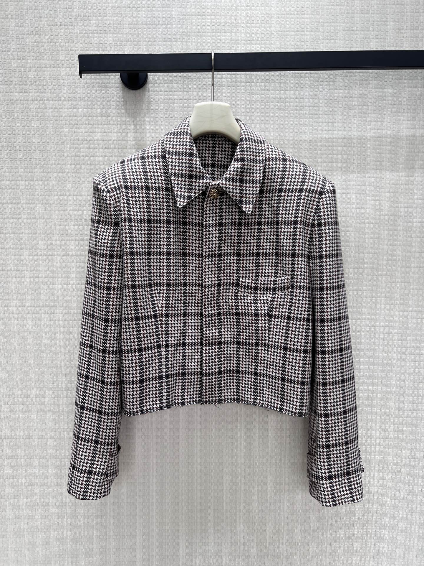 NO:893878,26 spring and summer new arrivals houndstooth coat  The lapel design is neutral and feminine, injecting a clean and capable aura. The single metal buckle is low-key and exquisite, the one-sided pocket is rich in layers, the neat and shortened version cleverly raises the waistline, and the wide-shoulder cut optimizes the head-to-shoulder ratio. The crisp and stylish plaid fabric is not easy to collapse, and has a retro French atmosphere. It is suitable for casual and commuting. It can be worn with suspenders or knitted sweaters. It can easily create a relaxed and luxurious outfit. The retro is durable and can be matched with any choice. In stock 36/38/40  Actual detailed pictures, jackets & coats,1986090926春夏新品 千鸟格外套 翻领设计中和柔媚,注入利落干练气场.单颗金属饰扣低调精致,单侧口袋丰富层次,利落截短版型巧妙拉高腰线,阔肩剪裁优化头肩比.挺括有型的格纹面料不易软塌,自带复古法式氛围,休闲通勤都适配,内搭吊带、针织衫均可,轻松打造松弛贵气的千金穿搭,复古耐看不挑搭配.现货36/38/40 实拍细节图,,jackets & coats,,Women's clothing
