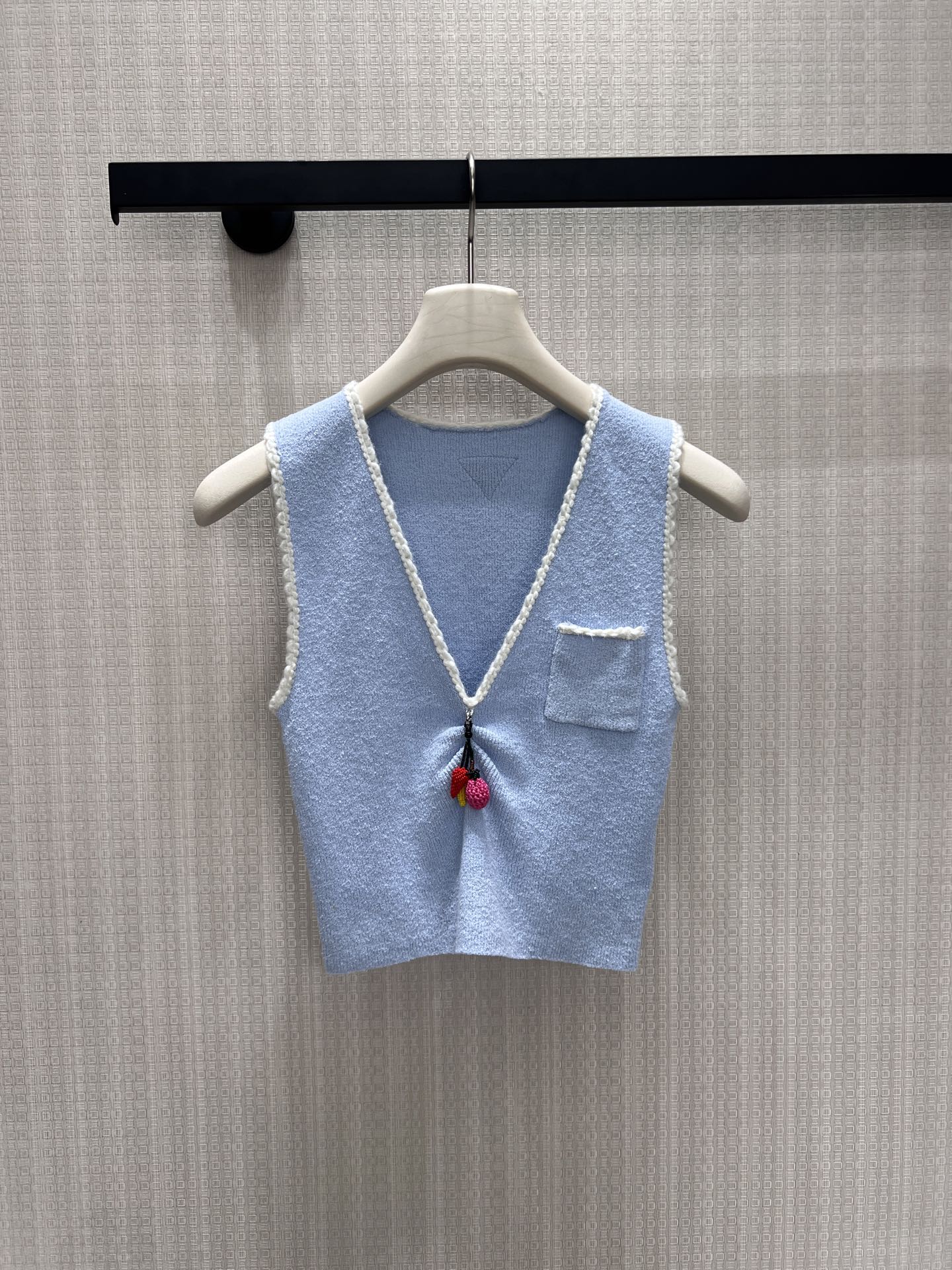 NO:893886,26 spring and summer new products  pra** light blue knitted vest, white gauze raw edge outlines delicate lines along the V-neck and shoulder line, and soft contrasting colors instantly enhance the sophistication of the outfit. Mini pockets on one side of the body are embellished with ingenious designs, and the twisted chest is gathered in shape. It is matched with hand-woven colorful pendants, which is smart and discreet. The short cut is neat and proportional, and the waistline can be easily raised to optimize the body shape. It can be worn alone to create a refreshing summer outfit, or layered with shirts to create a sense of layering, gentle and sweet. Ready-made smL  Actual detailed pictures, prada, shirts,1986090926春夏新品 pra**浅蓝针织马甲,白纱毛边沿着V领与肩线勾勒精致线条,柔和撞色瞬间提升穿搭精致度.衣身单侧迷你口袋点缀设计巧思,胸前扭结收拢版型,搭配手工编织彩色挂坠,灵动又不失小心机.短款剪裁利落显比例,轻松拉高腰线优化身形,既可单穿打造清爽夏日穿搭,也能内搭衬衫叠穿打造层次感,温柔清甜 现货smL 实拍细节图,,prada,shirts,,Women's clothing