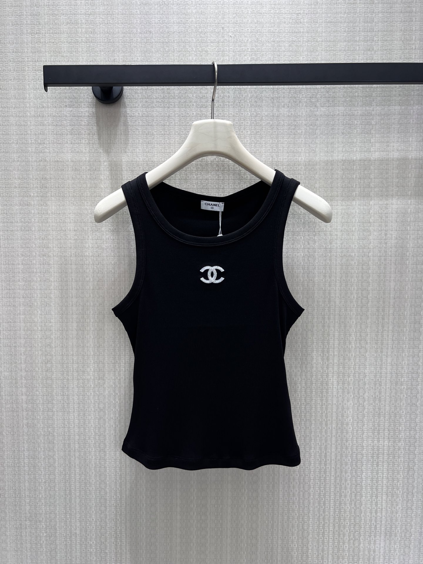 NO:907694,26 spring and summer new style. The wardrobe is in need of a slim-fitting vest. The elastic pit knit is breathable and comfortable. The racer collar accommodates a variety of shoulder lines. The exquisite embroidered double C serves as a visual highlight. The black and white basic color is suitable for all bottoms. The short cut optimizes body proportions and has a slimming effect. It can be worn alone in summer to create a refreshing look, or as an inner layer to enrich the layers of the jacket. It is simple and versatile, and can be worn casually for a lazy and noble French daily life. In stock 36/38/40  Actual detailed pictures, jackets & coats,1986090926春夏新款 衣橱刚需修身背心,弹力坑条针织透气舒适,工字领包容多种肩线.精致刺绣双C作为视觉亮点,黑白基础色适配所有下装.短款剪裁优化身材比例,自带显瘦效果.既能夏日单穿打造清爽造型,亦可作为内搭丰富外套层次,简约百搭,随手穿出慵懒显贵的法式日常.现货36/38/40 实拍细节图,,jackets & coats,,Women's clothing