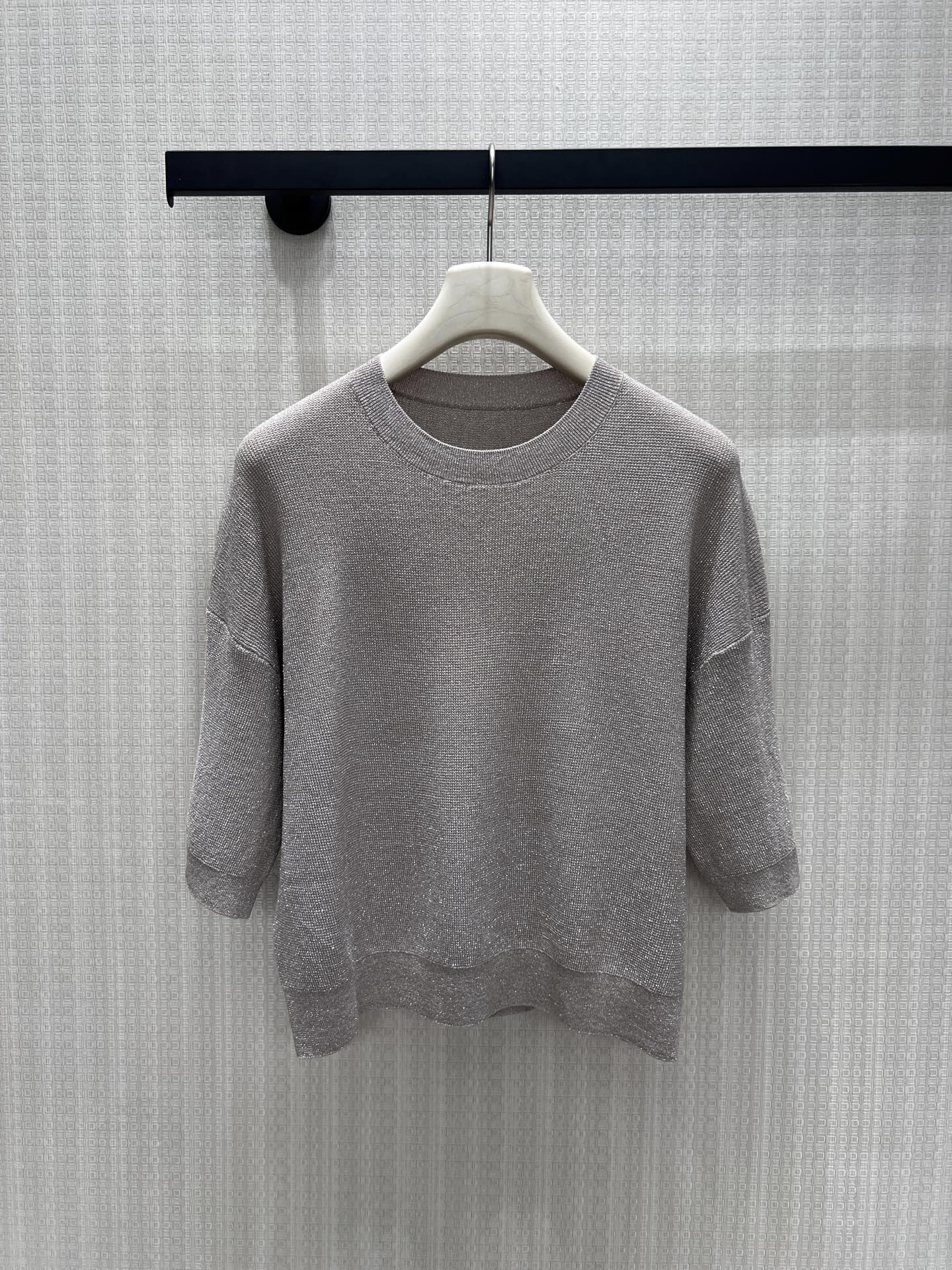 NO:908592,26 spring and summer new products BC exclusive high-end old money style short-sleeved sweater  The soft round neck modifies the neck, and the three-quarter dropped shoulder sleeves relax and hide the flesh. The delicate honeycomb texture is mixed with fine silver glitter, which is subtle and shiny under soft light. The loose and slightly wide version accommodates various body shapes, and the three colors of light gray, charcoal gray, and burgundy are low-saturated and high-end tones. It is soft and skin-friendly, breathable and not stuffy. Simple and unnecessary design, it can be worn alone for commuting or with a suit underneath, and it is a relaxed commuting texture item. Ready stock smL  Actual detailed pictures, sweaters, T-shirt, business suit,1986090926春夏新品 BC 独家高定老钱风 短袖毛衣 柔和圆领修饰脖颈,七分落肩袖松弛藏肉.细腻蜂巢肌理混织细碎银闪,柔光下含蓄发亮不张扬.宽松微阔版型包容各种身形,浅灰、炭灰、酒红三色低饱和高级调,软糯亲肤透气不闷.简约无多余设计,单穿通勤、内搭西装皆显贵气,松弛通勤质感单品.现货smL 实拍细节图,,sweaters,T-shirt,business suit,,Women's clothing