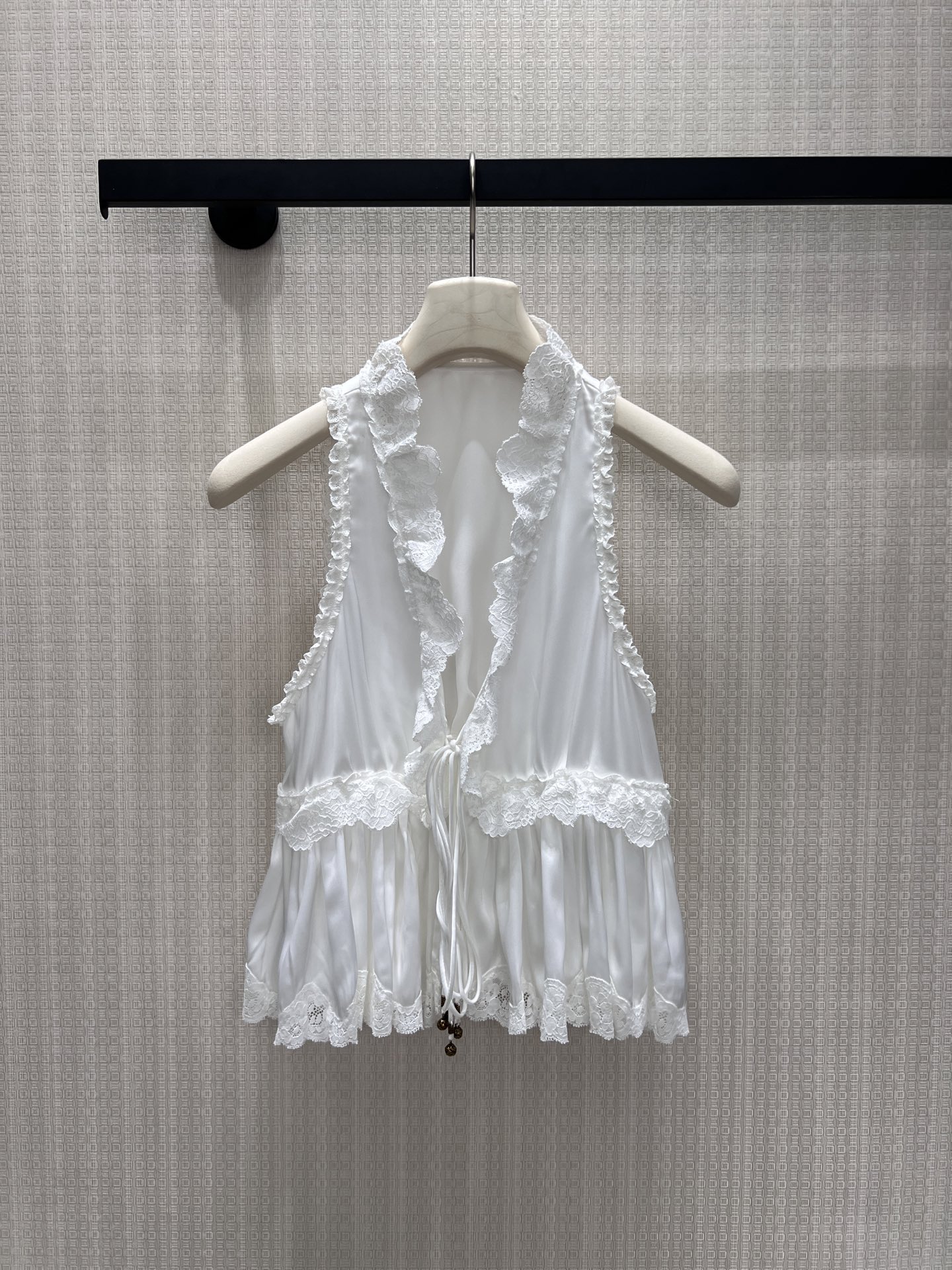 NO:908609,26 spring and summer new shirts  The soft satin surface has a delicate and soft light, and the pure white tone outlines a gentle atmosphere. The whole body is surrounded by French hollow lace, and the layered texture is romantic and affectionate. The V-neck tie design can be freely adjusted for tightness, and the pleated skirt at the hem is weakened.  The lines have a strong sense of strength. The draped fabric is light and unburdened, and the fine beaded laces hide a hidden secret. It is suitable for wearing alone with a refreshing layered shirt, unlocking the lazy and pure atmosphere, and interpreting the relaxed and delicate girlish style. Ready-made smL  Actual detailed pictures,,skirts,shirts,1986090926春夏新品 衬衫 柔光缎面自带细腻柔光,纯净白调勾勒温柔氛围感.全身环绕法式镂空蕾丝花边,层叠肌理浪漫缱绻,V领系带设计可自由调节松紧,下摆褶皱裙摆弱化线条硬朗感.垂坠面料轻盈无负担,细碎珠饰系带暗藏小心机,单穿清爽叠搭衬衫皆适配,解锁慵懒纯欲氛围感,诠释松弛精致的少女格调.现货smL 实拍细节图,,skirts,shirts,,Women's clothing
