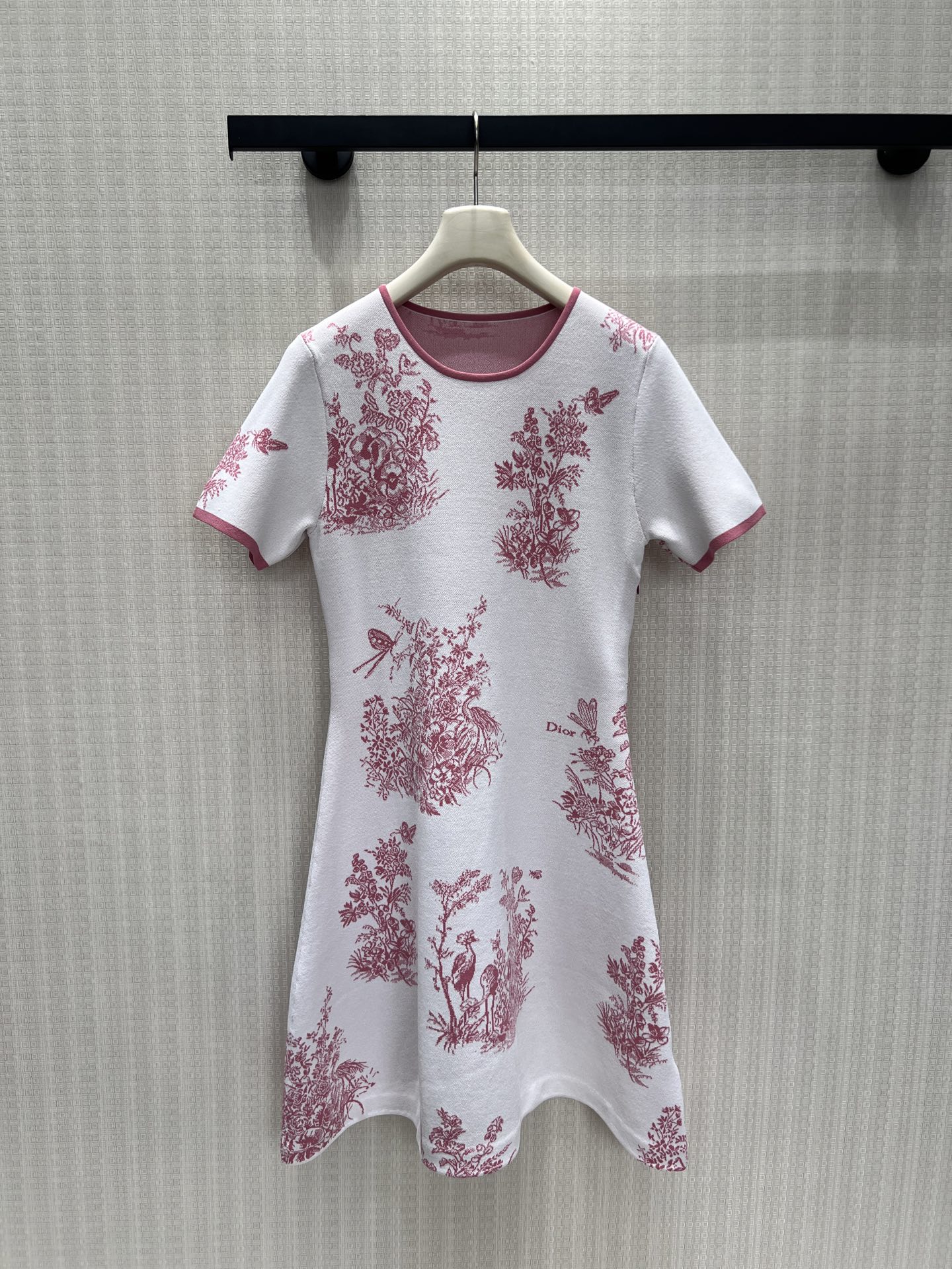 NO:907711,26 spring and summer new products  Dio** jacquard knitted dress, replica of a French pastoral romantic picture. Delicate blended knitted fabric is soft and skin-friendly, with a round neck and contrasting edges that soften the skin. The short-sleeved cut is refreshing and suitable for spring and summer. The body is covered with flower, bird and dragonfly jacquard textures.  Exquisite three-dimensional, low-key logo hides details. The A-line slightly slanted version is soft and hides the flesh, the bean paste powder is gentle and white, and the clear sky blue is clean and clear. It is suitable for commuting and attending appointments. It is elegant and relaxed, showing retro nobility. In stock 36/38/40  Actual detailed pictures, dior, skirts, T-shirt,1986090926春夏新品 Dio**提花针织连衣裙,复刻法式田园浪漫画卷.细腻混纺针织软糯亲肤,圆领撞色包边柔和衬肤,短袖剪裁清爽适配春夏.衣身满铺花鸟蜻蜓提花,纹理精致立体,低调标识暗藏细节.A字微摆版型柔和藏肉,豆沙粉温婉显白,晴空蓝干净澄澈,通勤赴约皆适配,优雅松弛尽显复古贵气.现货36/38/40 实拍细节图,,dior,skirts,T-shirt,,Women's clothing