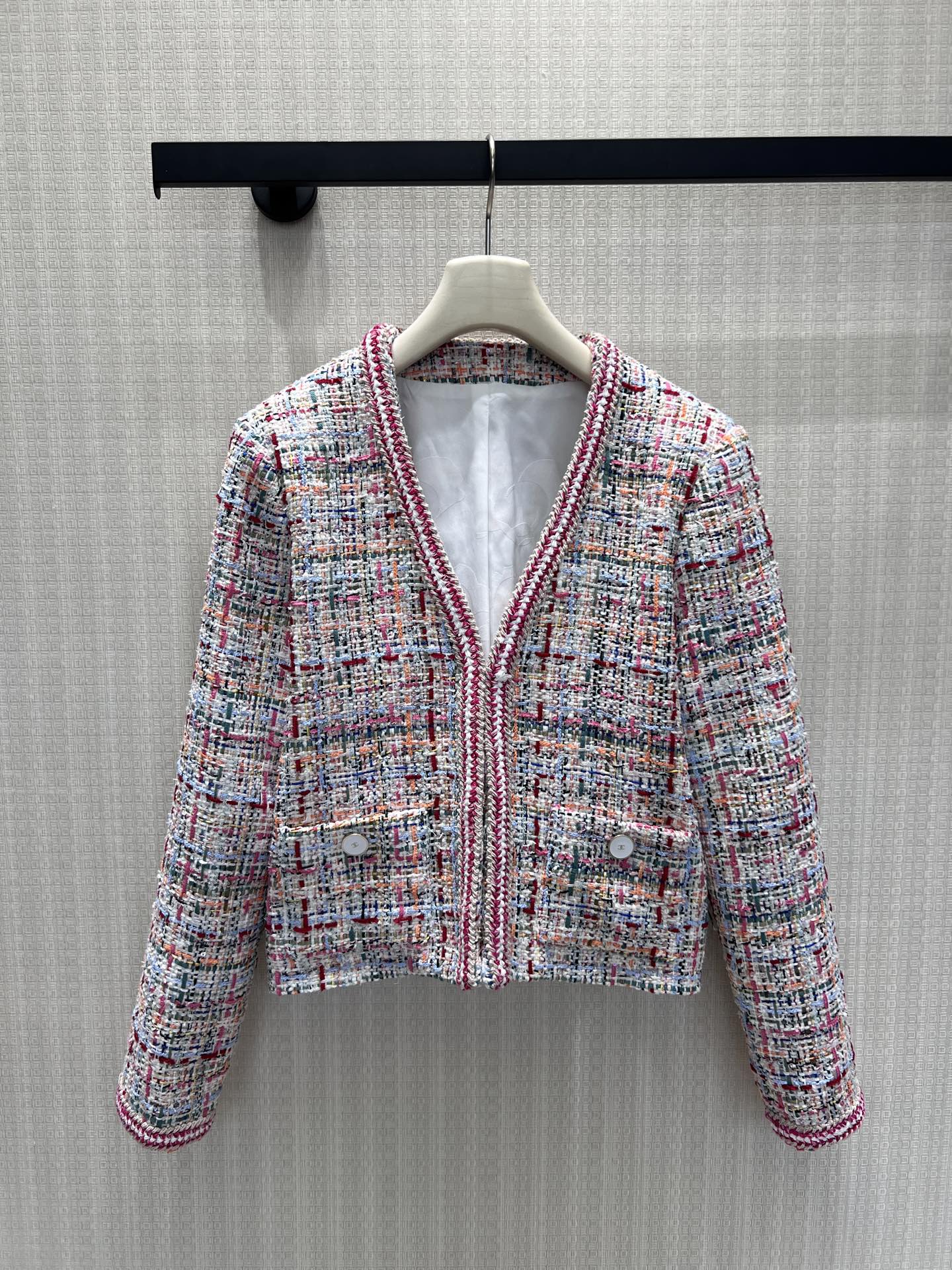 NO:907718,26 spring and summer new products  Cha** high-end handmade tweed creates a French short coat. Multi-color yarns interweave to create a rich mottled texture. The rose red webbing edge softly brightens the whole. The collarless V-shaped line modifies the neck, and the pearl round buckle and symmetrical pockets balance the design. The stiff fabric has a shaping effect, and the short cut lengthens the proportion of the lower body. It can be used for commuting and dating. It is unobtrusive but has a noble texture, interpreting the timeless elegance of Xiaoxiang. In stock 36/38/40  Actual detailed pictures, jackets & coats,1986090926春夏新品 Cha**高定手工粗花呢打造法式短款外套,多色纱线交织出层次丰富的斑驳纹理,玫红织带包边柔和提亮整体.无领V型线条修饰脖颈,珍珠圆扣与对称口袋平衡设计感.挺括面料自带塑形效果,短款剪裁拉长下半身比例,通勤约会都能驾驭,不张扬却自带显贵质感,演绎永不过时的小香优雅.现货36/38/40 实拍细节图,,jackets & coats,,Women's clothing