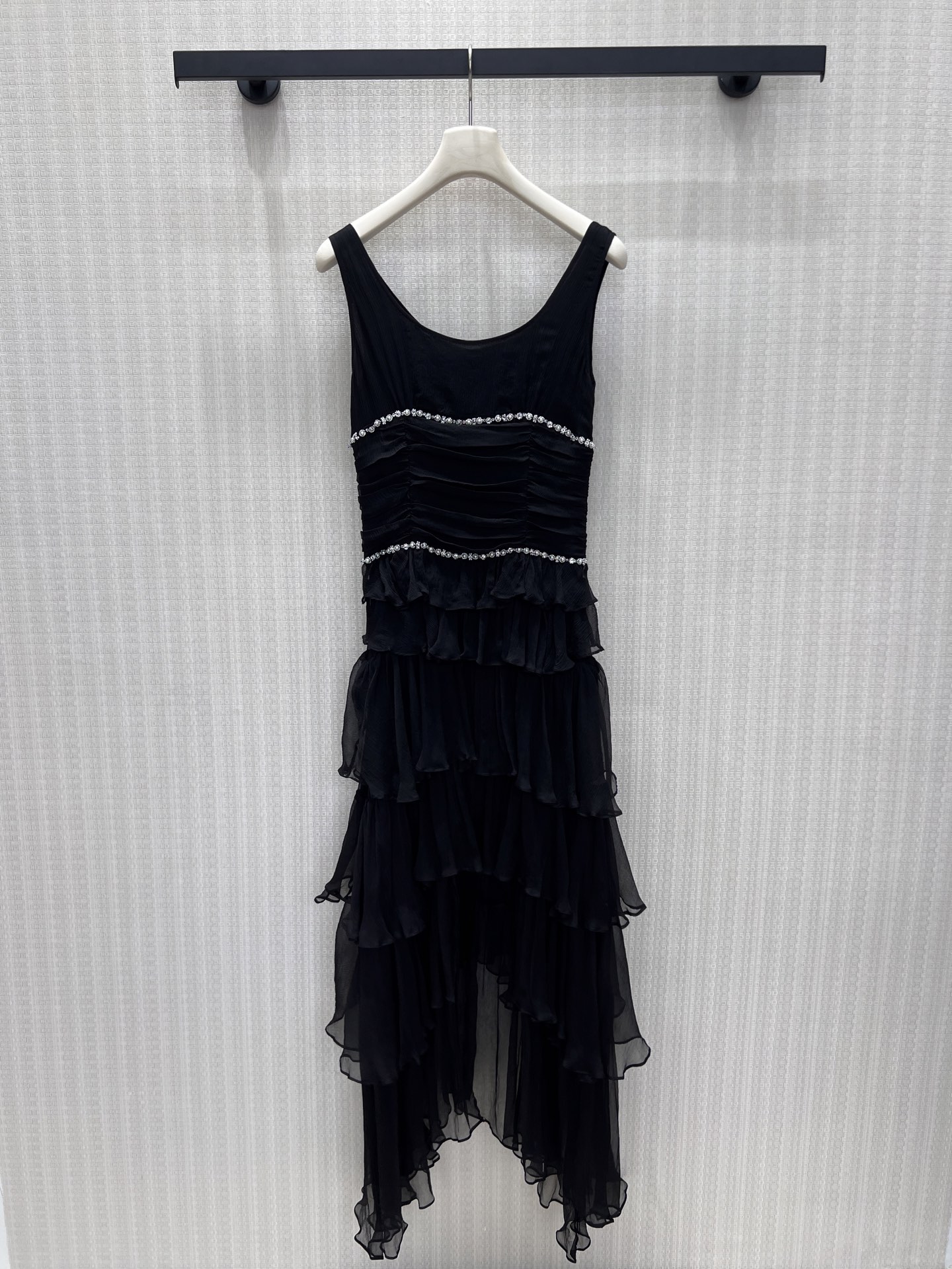NO:907684,26 spring and summer new product Cha** dress is selected from six meters of luxurious silk, exclusively customized and high-definition  The soft light pendant has a hazy mist feel, as light as the flowing clouds in the dark night. The U-shaped wide shoulder sling outlines the lines of the shoulders and neck, and the three-dimensional pleats at the waist and abdomen gather the waistline. The two sections of hand-stitched diamond bead chains sparkle exquisitely, and the fine diamond light hides the nobility. The irregular layered skirts are spread out layer by layer, making you elegant and agile when walking. The cool black tone has a cool and high-end feeling, which will freeze the atmosphere when you appear at dinners and cocktail parties. In stock 36/38/40  Actual detailed pictures,,skirts,real silk,1986090926春夏新品 Cha**连衣裙甄选足足六米奢润真丝,独家定制 高定 柔光垂坠自带朦胧雾感,轻盈似暗夜流云.U型宽肩吊带勾勒肩颈线条,腰腹立体抽褶收拢腰线,两段手工钉钻珠链精致闪耀,细碎钻光暗藏贵气.错落不规则层叠裙摆层层铺开,行走间飘逸灵动,冷调黑调自带清冷高级感,晚宴、酒会出场即定格氛围感.现货36/38/40 实拍细节图,,skirts,real silk,,Women's clothing