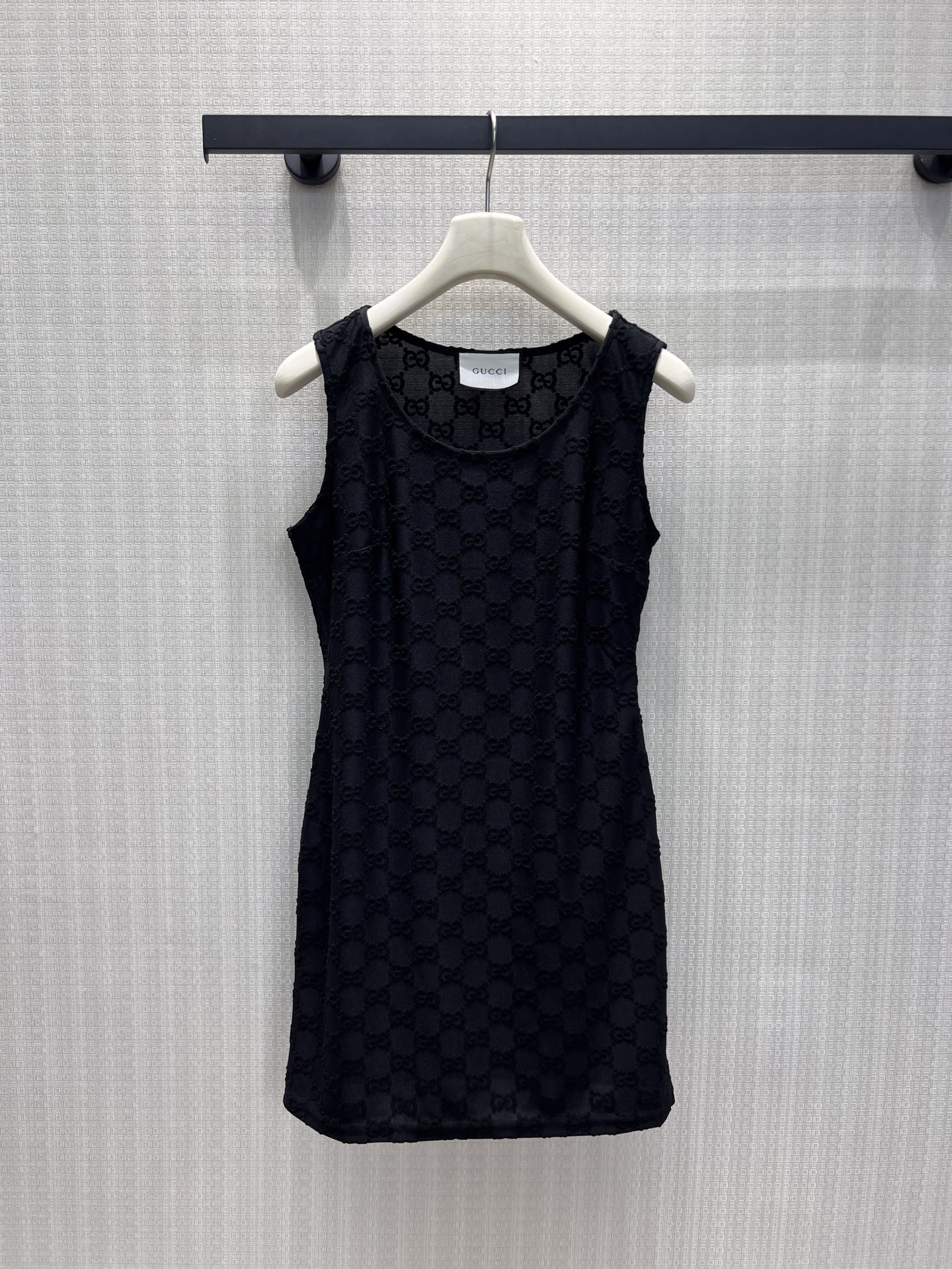 NO:908581,The double G three-dimensional jacquard of the dress constitutes the entire light luxury series, and the pure black background is low-key and elegant. The sleeveless short skirt is slim and outlines the figure, the lapel shirt is smart for commuting, and the short round-neck cardigan is suitable for layering. The transparent texture fabric is light and breathable, and the same pattern is unified  A visual texture that works well when worn alone or as a complete set. The simple version accommodates all body shapes, and the retro presbyopia hides the brand's heritage. It can easily handle commuting and dating scenarios, interpreting low-key and restrained Italian elegance. In stock 36/38/40  Actual detailed pictures,,skirts,shirts,19860909连衣裙双G立体提花构筑整套轻奢系列,纯黑底色低调显贵.无袖短裙修身勾勒身形,翻领衬衫通勤干练,短款圆领开衫适配叠穿.通透肌理面料轻盈透气,同纹样统一视觉质感,单穿、成套搭配皆出彩.简约版型包容各类身形,复古老花暗藏品牌底蕴,轻松驾驭通勤、约会多场景,诠释低调内敛的意式奢雅.现货36/38/40 实拍细节图,,skirts,shirts,,Women's clothing