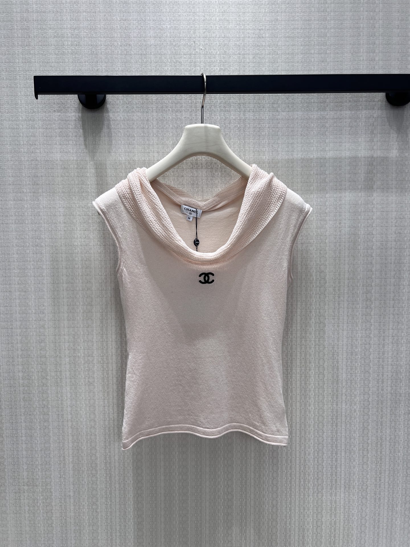 NO:909885,New spring and summer 26 short-sleeved sweater. Soft nude pink knitted fabric with a delicate and waxy texture. The unique turn-down collar gently lines the neck line and subtly modifies the outline of the shoulder and neck. The small double C embroidery is low-key and elegant. The sleeveless tailoring is neat and refreshing. It is light, breathable and not stuffy. The slightly waisted version outlines a soft curve, relaxed but not tight. Wear it alone to create a gentle atmosphere. In stock 36/38/40  Real shot details,,sweaters,T-shirt,1986090926春夏新品 短袖毛衣 柔和裸粉针织自带细腻柔糯质感,别致翻折荡领温柔衬衬脖颈线条,巧妙修饰肩颈轮廓.小双C刺绣低调显贵,无袖剪裁利落清爽,轻薄透气不闷肤.微收腰版型勾勒柔和曲线,松弛不紧绷.单穿温柔氛围感拉满 现货36/38/40 实拍细节图,,sweaters,T-shirt,,Women's clothing