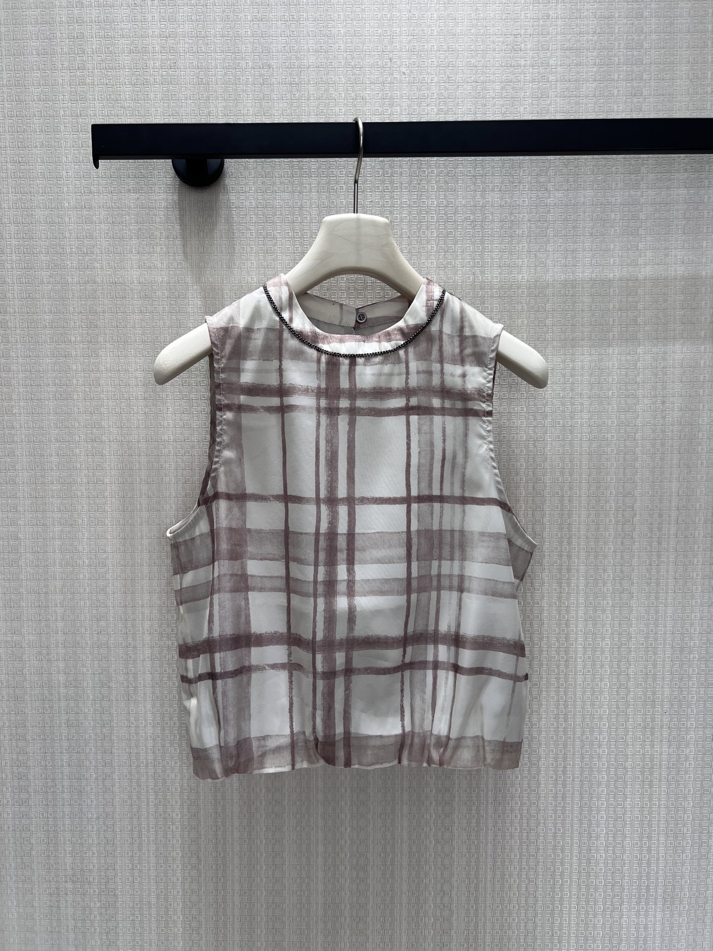 NO:908517,26 spring and summer new product Bc plaid sleeveless vest, with soft nude coffee tone intertwined with hazy retro texture, with a relaxed Italian atmosphere. The light and smooth drape fabric is transparent and breathable, the round neck neatly modifies the shoulders and neck, and the drawstring at the hem can be adjusted to the length, casually creating a lazy and short version. The simple sleeveless cut is neat and elegant, suitable for single wear and layering. The low-key and warm texture interprets the casual high-end commuting style. Ready stock smL  Actual detailed pictures,1986090926春夏新品 Bc格纹无袖背心,柔和裸咖调交织朦胧复古肌理,自带松弛意式氛围感.轻薄垂顺面料通透透气,圆领利落修饰肩颈,下摆抽绳可随心调节衣长,随性打造慵懒短款版型.简约无袖剪裁利落大气,单穿叠搭皆适配,低调温润质感,诠释不刻意的高阶通勤休闲格调.现货smL 实拍细节图,,,Women's clothing