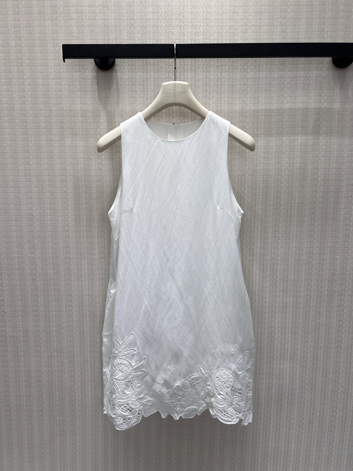 NO:929275,26 spring and summer new designer style pure white sleeveless straight dress, simple round neck neatly highlights the lines of the shoulders and neck. The breathable cotton and linen texture has a soft matte texture, and the loose straight version accommodates various body shapes. The bottom of the skirt has a large area of heavy-duty hollow embroidery, the floral pattern is exquisite and delicate, and the wavy lace is smart and elegant. The minimalist upper body is matched with an exquisite hem, fresh and gentle, daily travel, clean and elegant with a relaxed and high-end feel. Ready stock sml  Actual detailed pictures,,skirts,1986090926春夏新品设计师款 纯净白无袖直筒连衣裙,简约圆领利落衬出肩颈线条.透气棉麻肌理自带柔和哑光质感,宽松直筒版型包容各种身形.裙底大面积重工镂空刺绣,花卉纹样精致细腻,波浪花边灵动雅致.极简上身搭配精致下摆,清新温柔,日常出游、干净素雅自带松弛高级感.现货smL 实拍细节图,,skirts,,Women's clothing