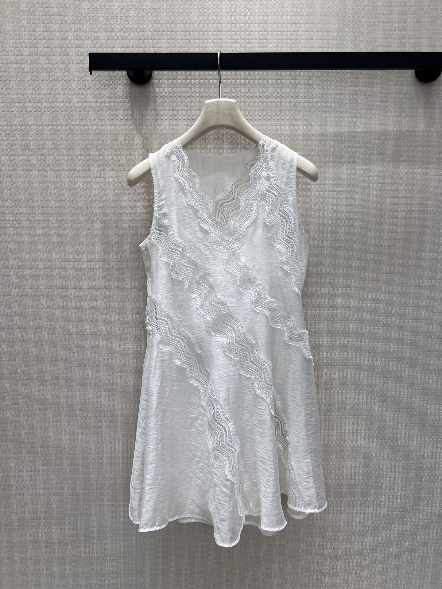 NO:908593,New Spring/Summer 26 Designer Dresses  The pure off-white texture fabric has a soft mist feel. The wavy eyelash lace spreads diagonally along the V-neck, and the layers are intertwined to outline the soft curves. The sleeveless cut stretches the shoulder and neck lines, the cross lace cleverly modifies the waist and abdomen, and the irregular drape skirt is flexible  Elegant. The transparent lining is both practical and wearable. The overall style is gentle and affectionate. It is suitable for dates and outings. It fills the French atmosphere of laziness and pure desire, and embodies the gentle and luxurious girlish charm. Detailed pictures of the current sml real shot,,skirts,1986090926春夏新品 设计师连衣裙 纯净米白肌理面料自带柔和雾感,波浪睫毛蕾丝沿V领斜向铺展,层次交织勾勒柔和曲线.无袖剪裁舒展肩颈线条,交叉蕾丝巧妙修饰腰腹,不规则垂坠裙摆灵动飘逸.通透内衬兼顾实穿,整体温柔缱绻,约会出游皆适配,把慵懒纯欲的法式氛围感拉满,轻释温柔轻奢的少女气韵.现货smL实拍细节图,,skirts,,Women's clothing