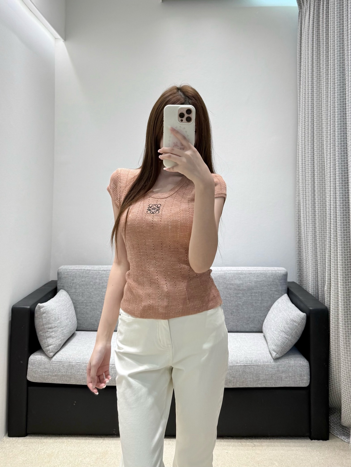 NO:909283,26 spring and summer new arrivals short-sleeved sweater  The soft bean paste tone brings a gentle atmosphere, and the fine pitted blended knitted texture is transparent and light. The U-shaped collar modifies the neck line, the small flying sleeves gently hide the arm fat, and the vertical stripes on the body are hollow and breathable. The embroidery is low-key brand style, and the slim tailoring fits the body shape.  , elegant to wear alone, can be paired with suits or skirts, soft and relaxed, minimalist and luxurious, suitable for various daily occasions in spring and summer. In stock 36/38/40,,skirts,sweaters,T-shirt,business  suit,1986090926春夏新品 短袖毛衣 柔和豆沙调自带温柔氛围感,细腻麻点混纺针织肌理通透轻盈.U型领修饰脖颈线条,小飞袖温柔藏住手臂赘肉,衣身竖条镂空透气清爽.刺绣低调标识品牌格调,修身剪裁贴合身形,单穿雅致,搭配西装、半裙皆可,柔和松弛的极简轻奢,适配春夏各类日常场合.现货36/38/40,,skirts,sweaters,T-shirt,business suit,,Women's clothing