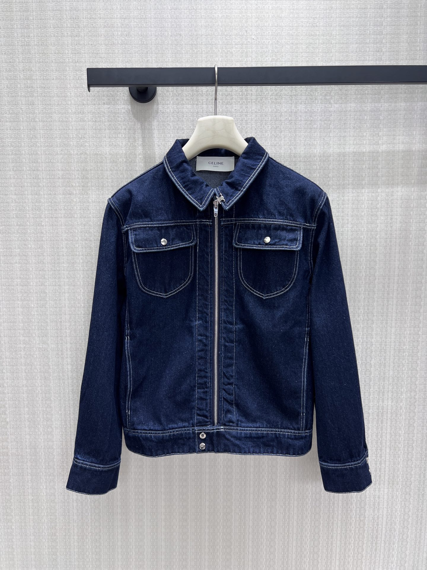 NO:909323,Batch 26 new spring and summer denim jacket  The dark indigo denim comes with a retro filter, and the neat short cut optimizes body proportions. Top-stitching stitching outlines the layers, and the double-pocket metal buckle is paired with a centered zipper fly to weaken the heavy feeling of work clothes. The stiff cotton material is shaped but not soft, and the design is simple and without redundancy.  Suitable for both commuting and leisure. Pair it casually with a skirt or denim of the same color, and easily achieve the relaxed and high-end Parisian atmosphere. One piece can be worn in many seasons. Ready-made 36/38/40 real shot details, skirts, jackets  & coats,19860909批 26春夏新品 牛仔外套 深靛原色丹宁自带复古滤镜,利落短款剪裁优化身材比例.明线车缝勾勒层次,双袋金属扣搭配居中拉链门襟,弱化工装厚重感.硬挺棉料塑形不软塌,简约无冗余设计,通勤休闲皆适配.随性搭配裙装或同色系牛仔,轻松拿捏松弛高级的巴黎氛围,一件贯穿多季穿搭.现货36/38/40实拍细节图,,skirts,jackets & coats,,Women's clothing