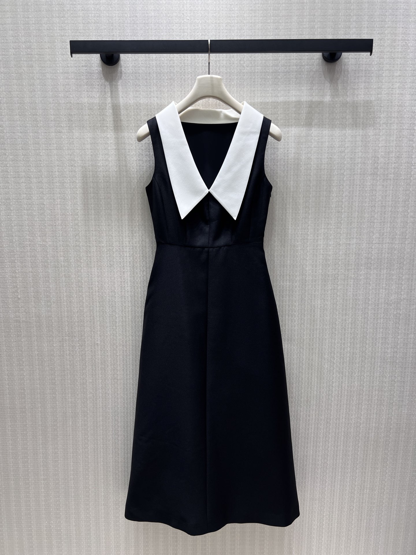 NO:929288,26 new spring and summer designer style black and white contrast sleeveless dress, minimalist retro French style. The wide white pointed collar forms a V-shaped neck area, modifying the neck line, and the layering contrast is more advanced. The crisp and smooth matte fabric, high-waist tailoring cinches the waistline, and the straight mid-length skirt smoothly hides the flesh. The sleeveless design is refreshing and neat, suitable for commuting and dating, without excessive decoration, relying on the pattern and color matching to highlight the elegant and intellectual temperament, low-key, durable and timeless. Ready in stock smL  Actual detailed pictures,,skirts,1986090926春夏新品 设计师款 黑白撞色无袖 连衣裙,极简复古法式格调.宽大白色尖领形成V型领区,修饰脖颈线条,层次对比利落高级.挺括垂顺哑光面料,高腰剪裁收束腰线,直筒中长裙摆流畅藏肉.无袖设计清爽利落,通勤、约会皆适配,不堆砌多余装饰,靠版型与配色凸显优雅知性气质,低调耐看永不过时.现货smL 实拍细节图,,skirts,,Women's clothing