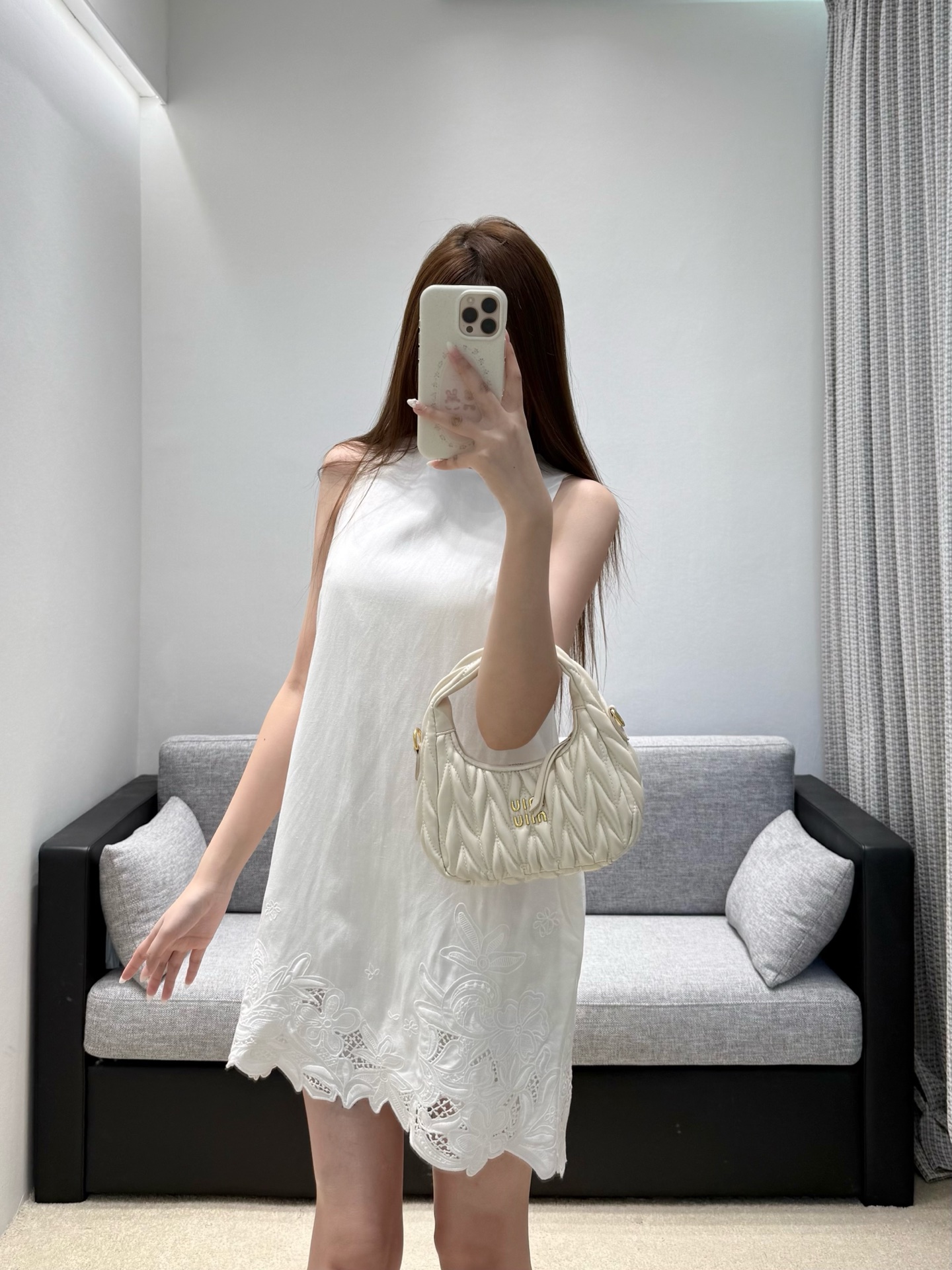 NO:929280,26 spring and summer new designer style pure white sleeveless straight dress, simple round neck neatly highlights the lines of the shoulders and neck. The breathable cotton and linen texture has a soft matte texture, and the loose straight version accommodates various body shapes. The bottom of the skirt has a large area of ​​heavy-duty hollow embroidery, the floral pattern is exquisite and delicate, and the wavy lace is smart and elegant. The minimalist upper body is matched with an exquisite hem, fresh and gentle, daily travel, clean and elegant with a relaxed and high-end sense. Ready in stock smL,,skirts,1986090926春夏新品设计师款 纯净白无袖直筒连衣裙,简约圆领利落衬出肩颈线条.透气棉麻肌理自带柔和哑光质感,宽松直筒版型包容各种身形.裙底大面积重工镂空刺绣,花卉纹样精致细腻,波浪花边灵动雅致.极简上身搭配精致下摆,清新温柔,日常出游、干净素雅自带松弛高级感.现货smL,,skirts,,Women's clothing