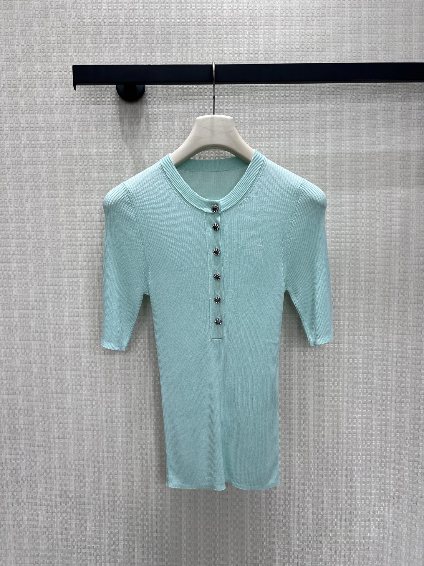 NO:909292,26 spring and summer new products  Cha**细坑条针织自带柔和肌理感,小圆领搭配精致钻扣门襟,简约中暗藏精致细节.五分袖剪裁利落修饰手臂线条,三色可选适配多场景穿搭.修身版型贴合身形却无束缚,轻薄透气面料四季皆可穿.基础款兼具通勤温柔与日常松弛感,单穿叠搭西装都出彩,低调轻奢,轻松穿出优雅简约气质.现货36/38/40  Actual detailed pictures, business suit,1986090926春夏新品 Cha**细坑条针织自带柔和肌理感,小圆领搭配精致钻扣门襟,简约中暗藏精致细节.五分袖剪裁利落修饰手臂线条,三色可选适配多场景穿搭.修身版型贴合身形却无束缚,轻薄透气面料四季皆可穿.基础款兼具通勤温柔与日常松弛感,单穿叠搭西装都出彩,低调轻奢,轻松穿出优雅简约气质.现货36/38/40 实拍细节图,,business suit,,Women's clothing