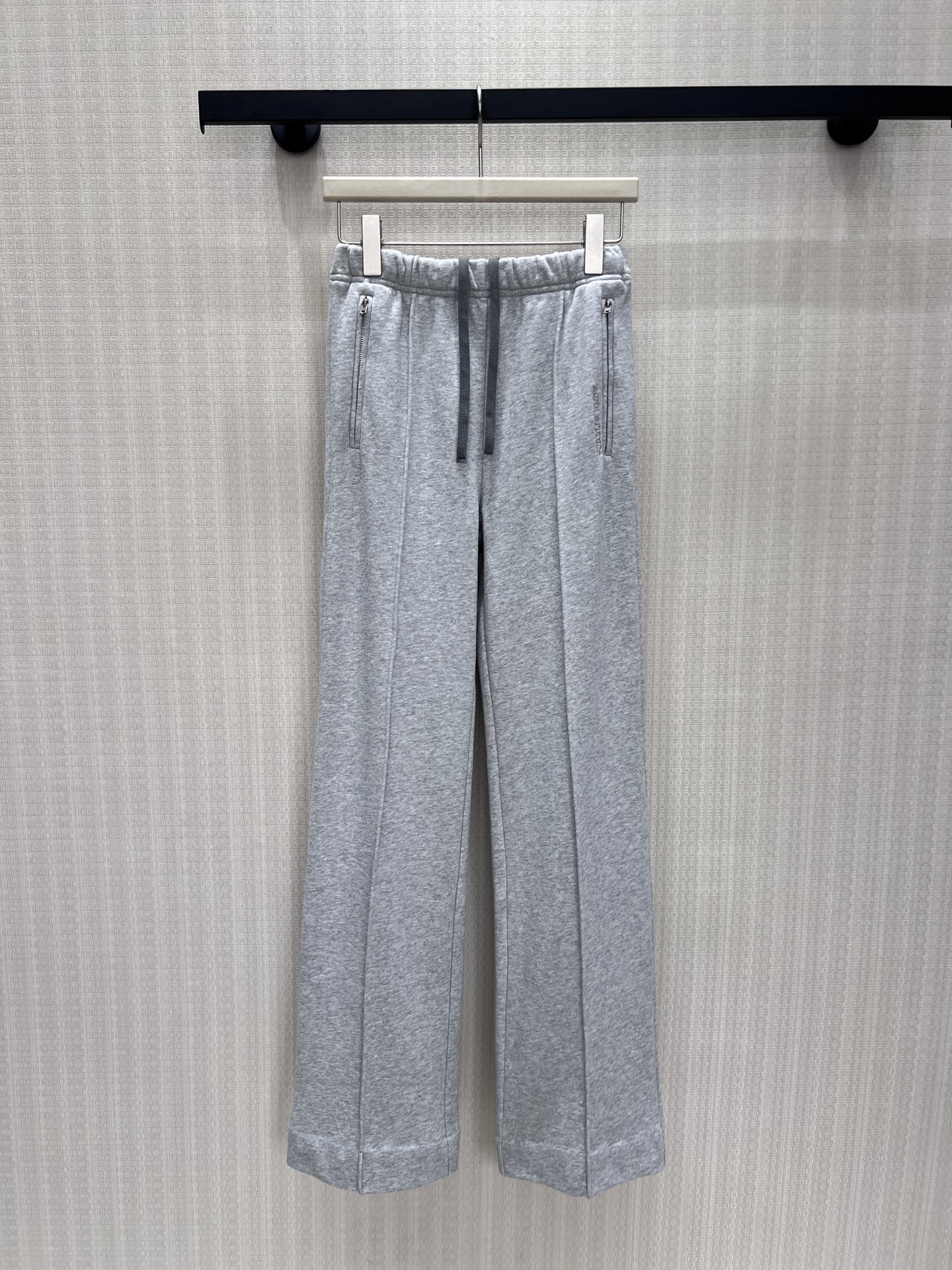 NO:909901,26 new spring and summer casual pants, light gray with soft and high-end texture, casual and non-restrictive drawstring waist, three-dimensional midline tailoring to modify the leg shape, neat drape straight and slightly flared version, quietly elongating the proportion of the legs. Invisible zipper pockets are both practical and tidy, low-key embroidery hides details. Soft and waxy drape knitted fabric, skin-friendly and not easy to wrinkle, minimalist and unnecessary design, versatile for commuting and leisure, relaxed and lazy atmosphere is easy to handle. Spot smL  Actual detailed pictures,1986090926春夏新品 休闲裤 浅灰自带柔和高级质感,抽绳腰头随性无束缚,立体中线剪裁修饰腿型,利落垂坠直筒微喇版型,悄悄拉长腿部比例.隐形拉链口袋兼顾实用与整洁,低调小刺绣暗藏细节.软糯垂顺针织面料,亲肤不易皱,极简无多余设计,通勤休闲百搭,松弛慵懒的氛围感轻松拿捏.现货smL 实拍细节图,,,Women's clothing