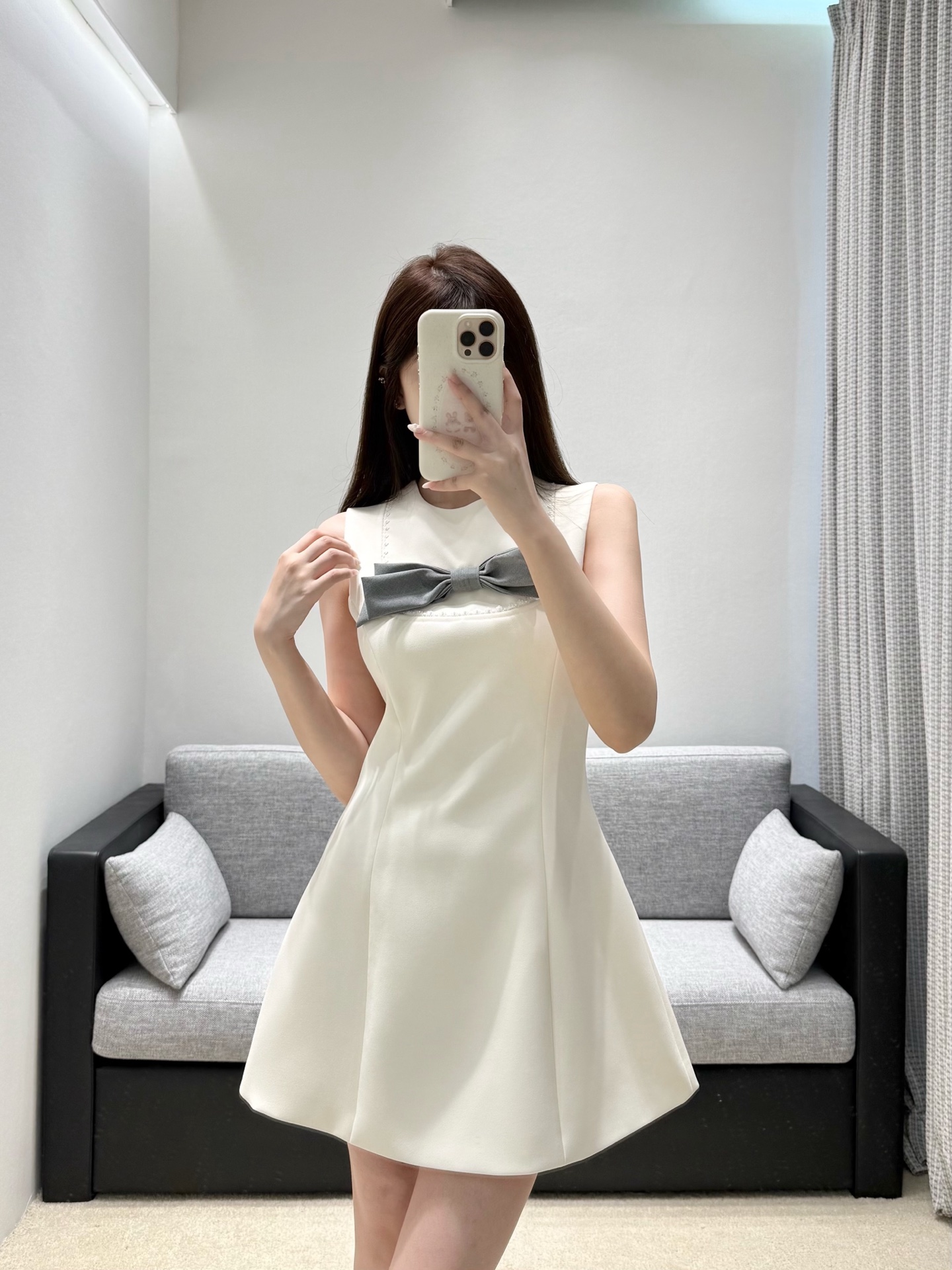 NO:925218,26 spring and summer new products. Off-white sleeveless dress has a neat and crisp silhouette, with a contrasting gray bow on the chest, and fine beading on the collar to enhance sophistication. The waist is neatly nipped in to tighten the waistline, and the A-line spread skirt modifies the crotch and optimizes body proportions. The fabric drapes smoothly and is not easy to wrinkle. The overall style is sweet and dignified, suitable for dating and light social occasions. The upper body shows a gentle and elegant temperament, easily creating a clean and elegant atmosphere. Ready-made smL, skirts,1986090926春夏新品 米白无袖连衣裙版型利落挺括,胸口灰色蝴蝶结撞色点睛,领边细密钉珠强化精致度.利落收腰收紧腰线,A字散开裙摆修饰胯部、优化身材比例.面料顺滑垂坠不易起皱,整体风格清甜端庄,适配约会、轻社交场合,上身尽显温柔千金气质,轻松塑造干净雅致的氛围感穿搭现货smL,,skirts,,Women's clothing