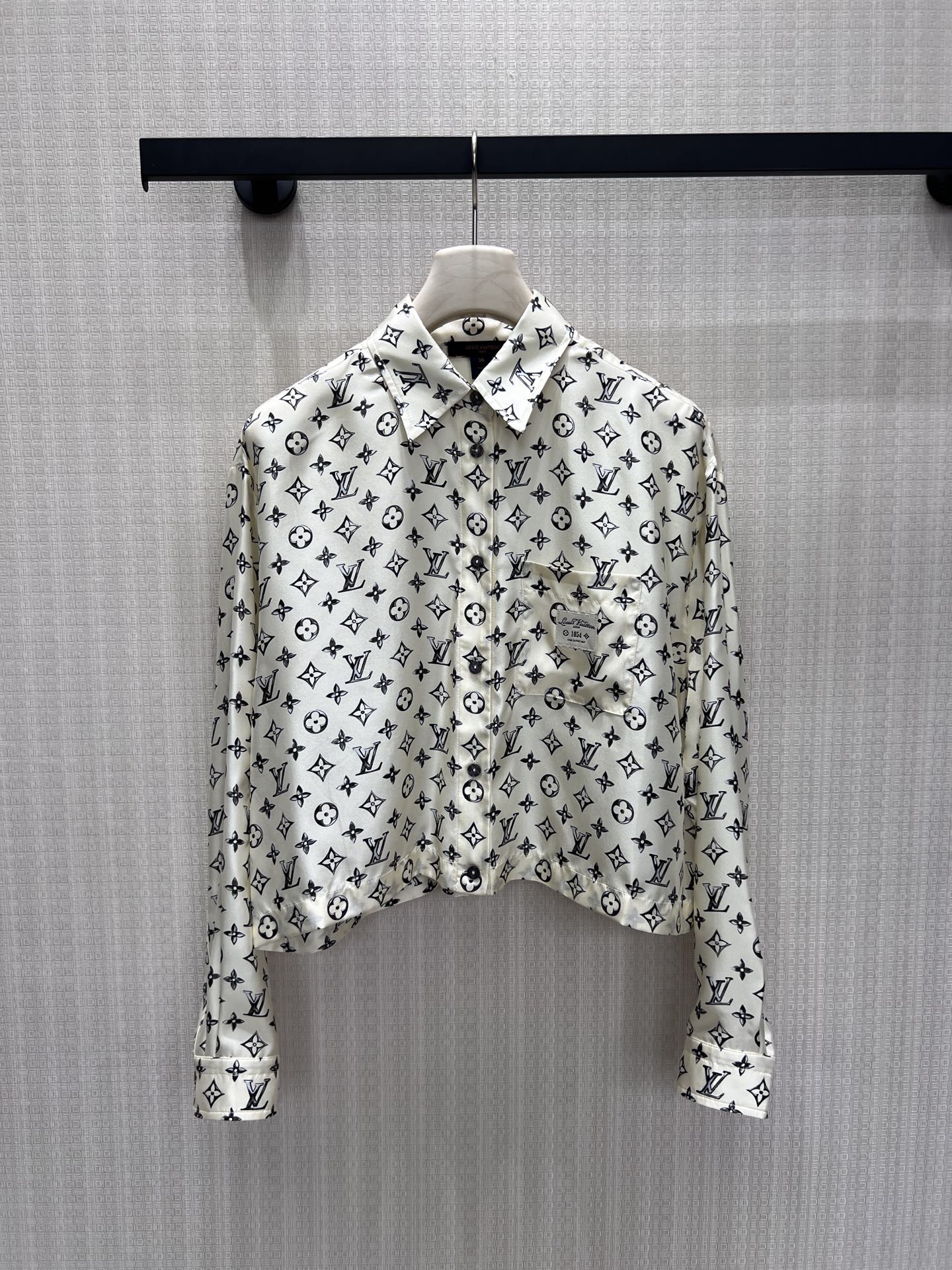 NO:911319,26 new spring and summer silk shirts  Soft off-white silk has a delicate satin luster, classic presbyopic hand-painted prints are retro and noble, neat lapels are matched with same-style breast buttons, and short tailoring optimizes body proportions. Loose dropped shoulders hide shoulder line defects, and small patches on the chest add detailed texture, and the drape is silky and not close to the body. It is gentle and luxurious when worn alone, and is suitable for layering suits and jeans. It has a French lazy aura, integrating a low-key sense into daily wear, and a light and luxurious atmosphere can be achieved with one click. Ready in stock  36/38/40 Real shot details, shirts, business suit, real silk,1986090926春夏新品 真丝衬衫 柔光米白真丝自带细腻缎面光泽,经典老花手绘印花复古又显贵,利落翻领搭配同系排扣,短款剪裁优化身材比例.宽松落肩藏住肩线瑕疵,胸前贴布小标增添细节质感,垂坠丝滑不贴身.单穿温柔轻奢,叠搭西装、牛仔皆适配,自带法式慵懒气场,把低调奢感融入日常穿搭,轻奢氛围感一键拉满.现货 36/38/40 实拍细节图,,shirts,business suit,real silk,,Women's clothing