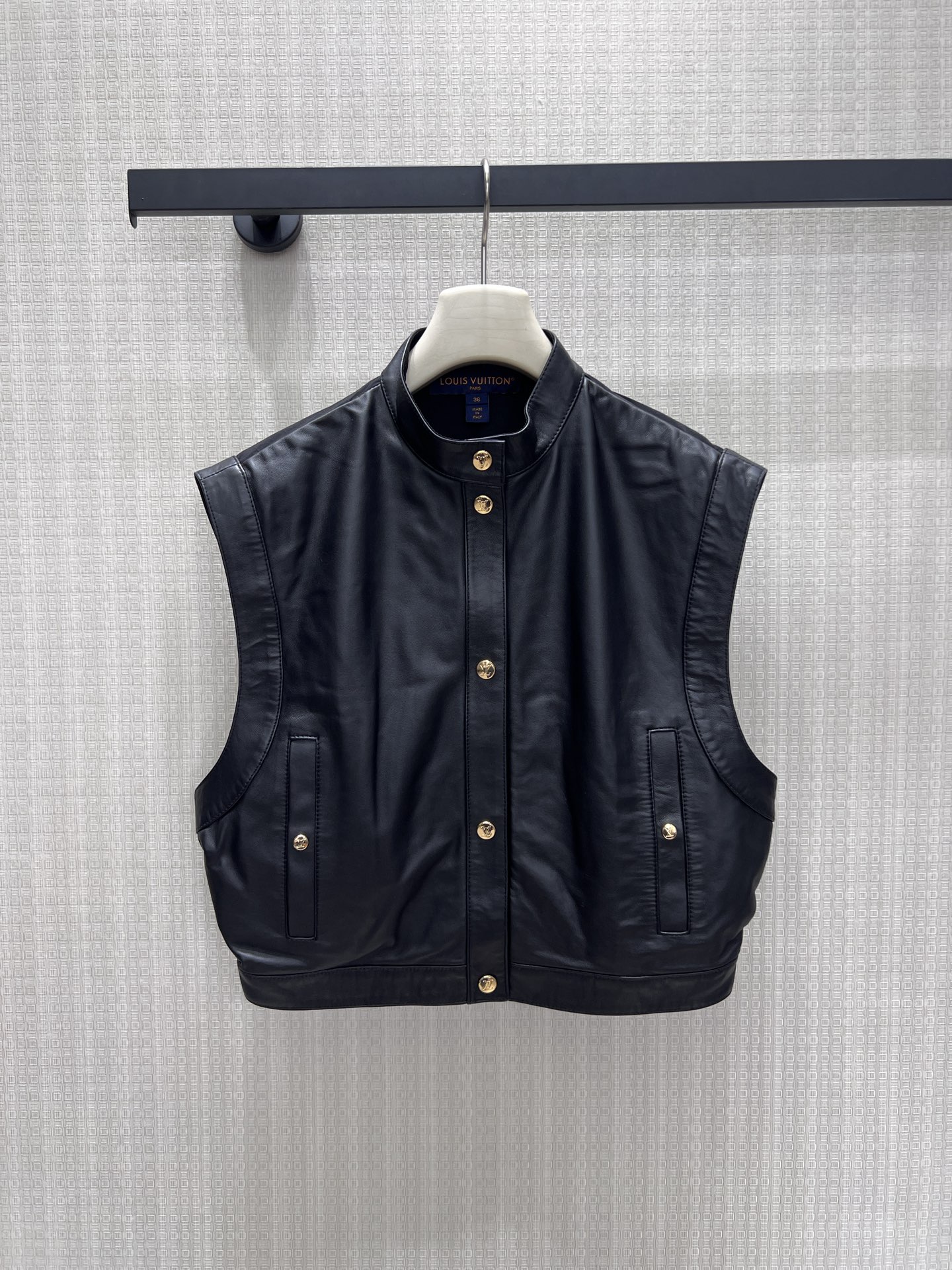 NO:911349,26 new spring and summer lambskin vest  The matte texture has a retro cool tone. The neat small stand-up collar is matched with metal gold buckles, and contrasting details enhance sophistication. The symmetrical pockets are decorated with hardware of the same color, which is simple and yet recognizable. The short cut optimizes the proportions of the upper and lower body, and the sleeveless version is suitable for layered shirts and long sleeves. The crisp version modifies the figure and can be used for commuting and leisure. The low-key and luxurious texture makes it easy to create a casual and advanced retro modern outfit. In stock 36/38/40  Actual detailed pictures, shirts, sheepskin,1986090926春夏新品 小羊皮马甲 哑光肌理自带复古酷调.利落小立领搭配金属金扣,撞色细节提升精致度,对称口袋点缀同色系五金,简约不失辨识度.短款剪裁优化上下身比例,无袖版型适配叠穿衬衫、长袖.挺括版型修饰身形,通勤休闲皆可驾驭,低调轻奢质感,轻松打造随性高级的复古摩登穿搭.现货36/38/40 实拍细节图,,shirts,sheepskin,,Women's clothing