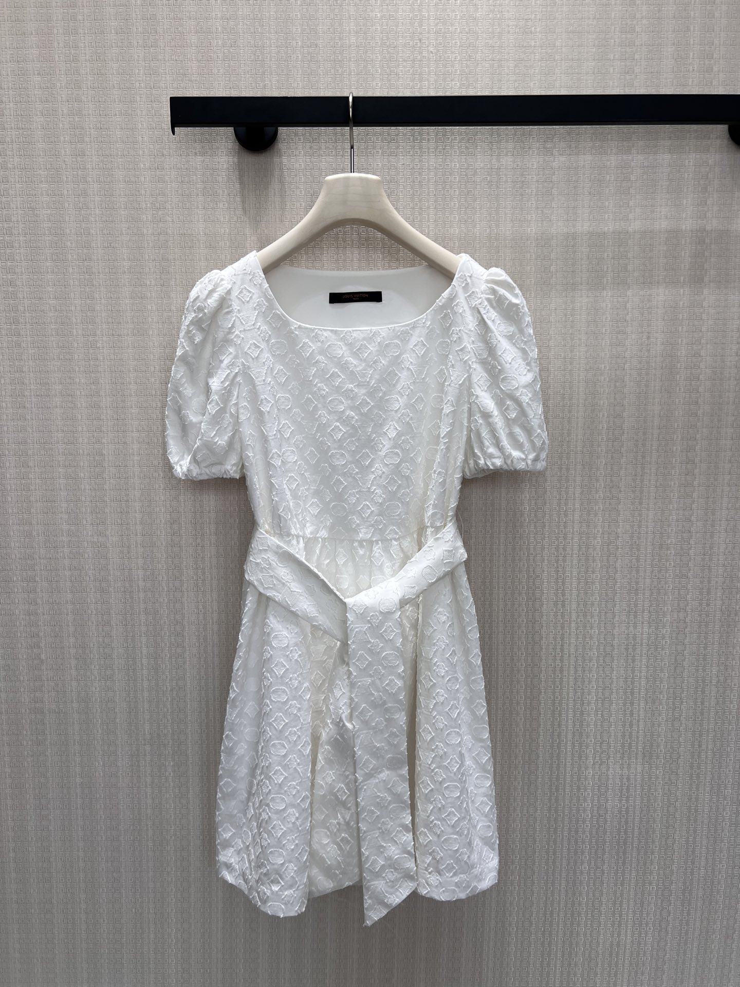 NO:911329,26 new spring and summer dresses  The pure off-white color comes with a gentle filter, and the all-over three-dimensional embossed jacquard hides the brand's classic pattern, with delicate and full texture. The simple square collar modifies the neck line, the soft puff sleeves weaken the shoulder line, and the wide belt of the same fabric at the waist can freely tighten the waistline and increase the body proportion. The short A-line skirt is light and flexible, with a refreshing girly feel. Suitable for commuting and dating, the simple version hides a low-key luxury feeling, gentle and refined style. In stock 36/38/40  Actual detailed pictures,,skirts,1986090926春夏新品 连衣裙 纯净米白自带温柔滤镜,通体立体浮雕提花暗藏品牌经典纹样,肌理细腻层次饱满.简约方领修饰脖颈线条,柔和泡泡袖弱化肩线,腰间同面料宽绑带自由收束腰线,拉高身材比例.短款A字裙摆轻盈灵动,自带清爽少女感.通勤约会皆适配,简约版型藏着低调奢感,温柔又不失精致格调.现货36/38/40 实拍细节图,,skirts,,Women's clothing