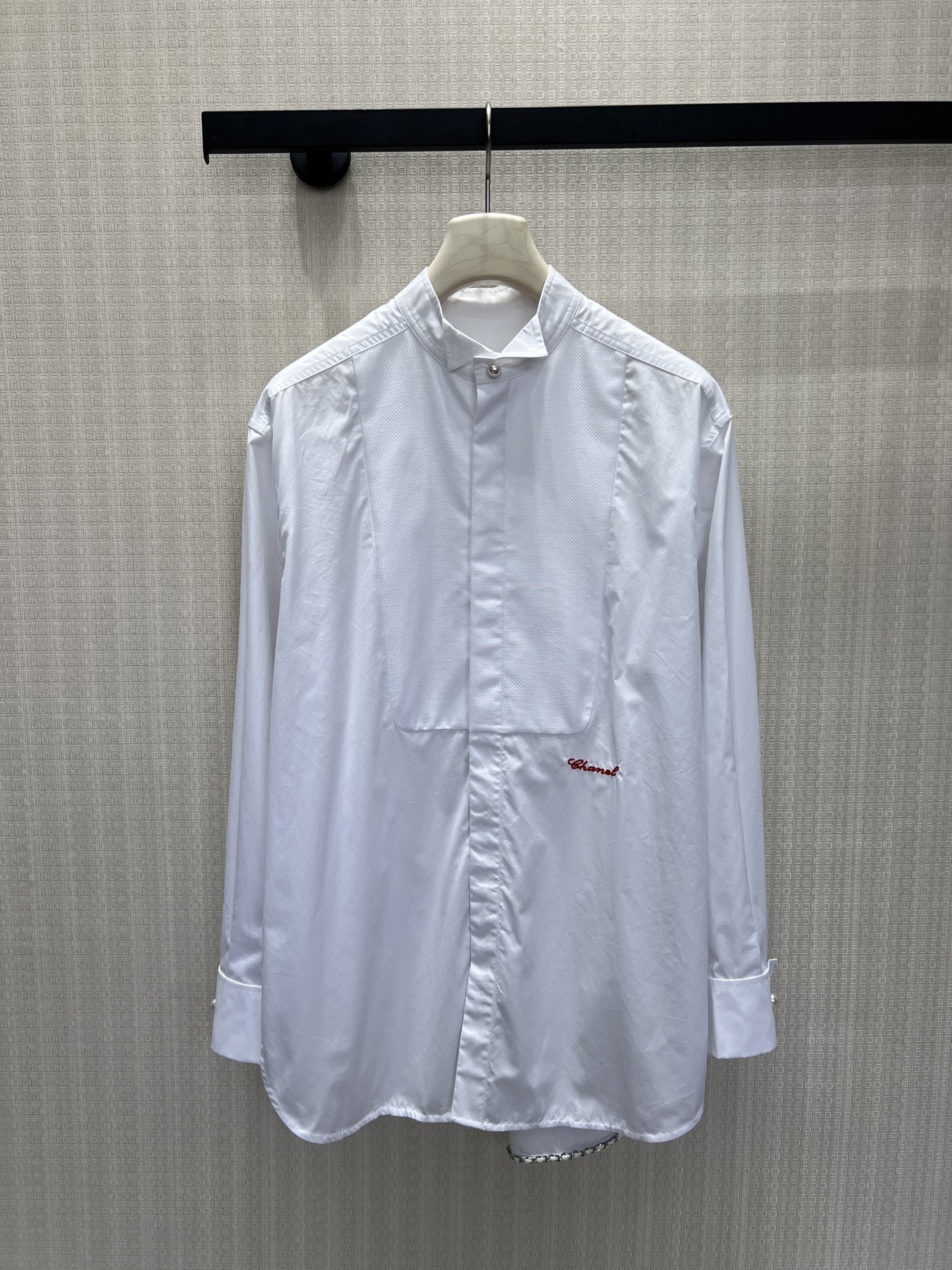 NO:910493,26 spring and summer new shirts  The sweetheart leader's private dress is a god on stage. This fragrant white shirt perfectly combines relaxed elegance. The neat lapels are matched with pearl buttons. The loose and long version hides the shortcomings of the figure. The draped cotton material has a soft light texture. A touch of red embroidery on the body hides the brand's ingenuity, and the metal chain hem on the side is the finishing touch.  , weakening the monotony of the white shirt. It can be worn alone as a shirt dress or layered for commuting. The sweet and cool atmosphere can be switched freely. It is unintentionally simple and advanced, and it is easy to match the same atmosphere of celebrities. Real-life details of 36/38/40 in stock, skirts, shirts,1986090926春夏新品衬衫 甜心教主舞台私服封神,这件小香白衬衫把松弛贵气完美融合.利落翻领搭配珍珠纽扣,宽松长款版型藏住身材短板,垂顺棉料自带柔光质感.衣身一抹红色刺绣暗藏品牌巧思,侧边金属链条下摆点睛,弱化白衬衫的单调.可单穿当衬衣裙,亦可叠搭通勤,甜酷氛围自由切换,不刻意的简约高级,轻松拿捏明星同款氛围感穿搭.现货36/38/40实拍细节图,,skirts,shirts,,Women's clothing