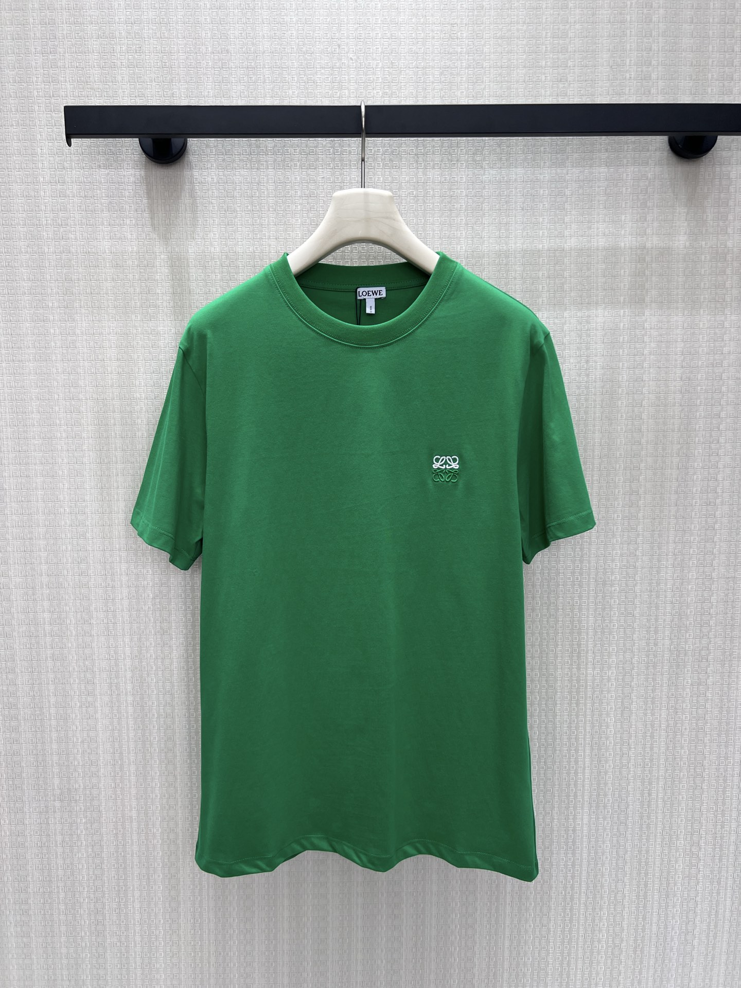 NO:911335,New product for spring and summer 2026 Loe short-sleeved. The bright emerald green has a lively atmosphere, and you can unlock the refreshing style of spring and summer at a glance. The exquisite three-dimensional embroidery on the chest is a low-key finishing touch, and the minimalist and redundant design shows the restrained texture of the Spanish luxury brand. The high-count cotton fabric is soft and skin-friendly, breathable and drape, taking into account both comfort and fit. It is suitable for single wear and layering. It is unobtrusive but has its own recognition, and can easily be used for low-key and high-end daily relaxed wear. In stock 36/38/40  Actual detailed pictures,,loewe,T-shirt,1986090926春夏新品 Loe短袖 鲜亮翠绿自带鲜活氛围感,一眼解锁春夏清爽格调.胸口精致立体 刺绣低调点睛,极简无冗余设计尽显西班牙奢牌内敛质感.高支棉面料柔软亲肤,透气垂坠兼顾舒适与版型,单穿叠搭皆适配,不张扬却自带辨识度,轻松拿捏低调高级的日常松弛穿搭.现货36/38/40 实拍细节图,,loewe,T-shirt,,Women's clothing