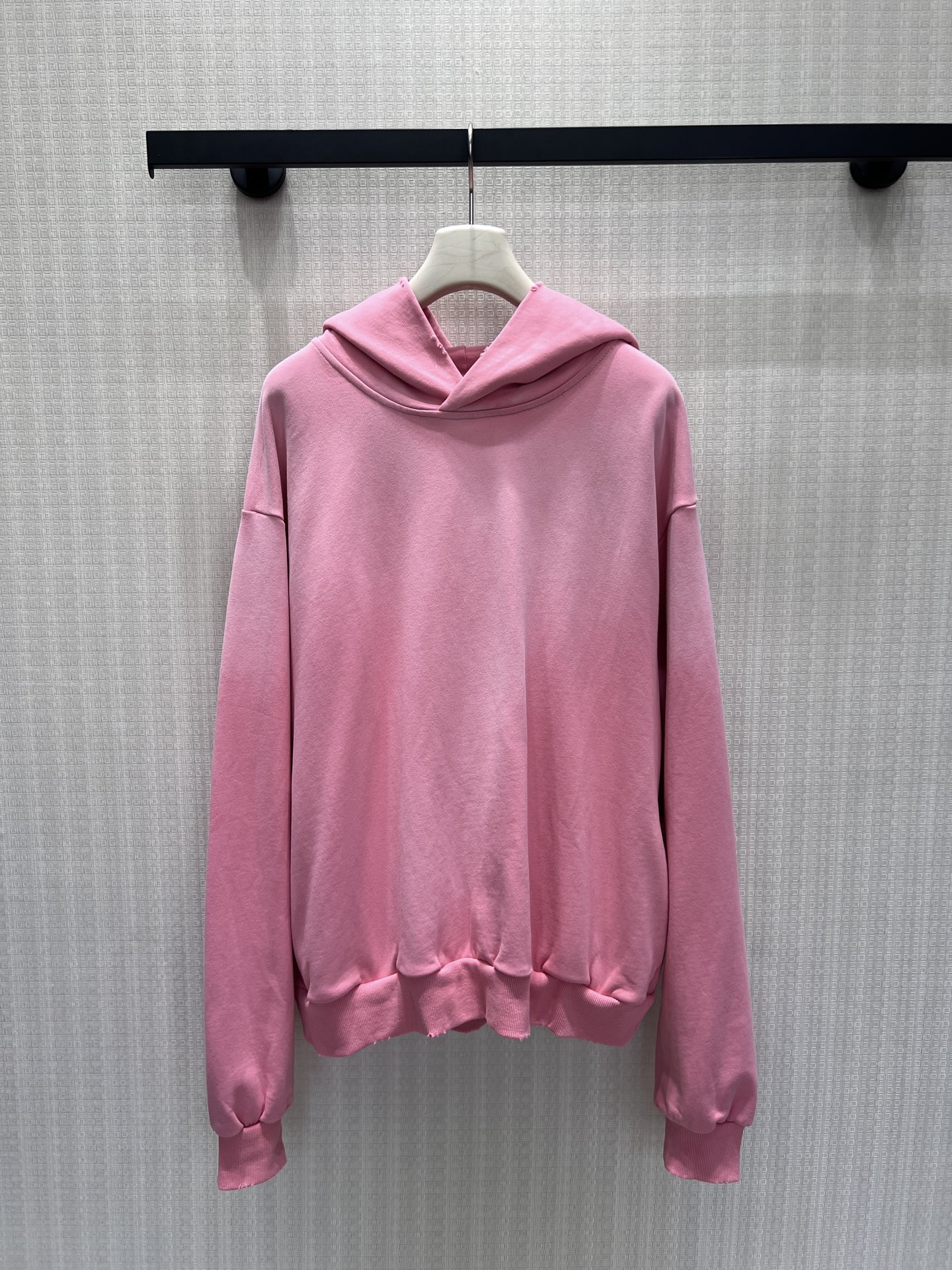 NO:911311,26 spring and summer new ac sweatshirt  The gentle peach pink comes with a soft light filter, the distressed washed fabric is soft and skin-friendly, and the delicate micro-glitter texture hides a little bit of caution. The dropped shoulders and loose fit hide the flesh, the hooded design is casual and relaxed, and the inverted letter print on the back is simple and recognizable.  .Threaded cuffs lock in warmth, and the oversized version is suitable for all kinds of bottoms. It has the right balance of sweetness and coolness. It can easily create a lazy Korean atmosphere when going out every day. It is gentle without losing the niche and high-end feel. Ready stock sml  Actual detailed pictures, versace, hoodie, sweatshirts, hats,1986090926春夏新品 ac 卫衣 温柔蜜桃粉自带柔光滤镜,做旧水洗面料软糯亲肤,细腻微闪肌理暗藏小心机.落肩宽松版型慵懒藏肉,连帽设计随性松弛,后背倒置字母印花简约有辨识度.螺纹收口袖口锁住暖意,oversize版型适配各类下装,甜酷平衡恰到好处,日常出门轻松打造慵懒韩系氛围感,温柔又不失小众高级感.现货smL 实拍细节图,,versace,hoodie,sweatshirts,hats,,Women's clothing