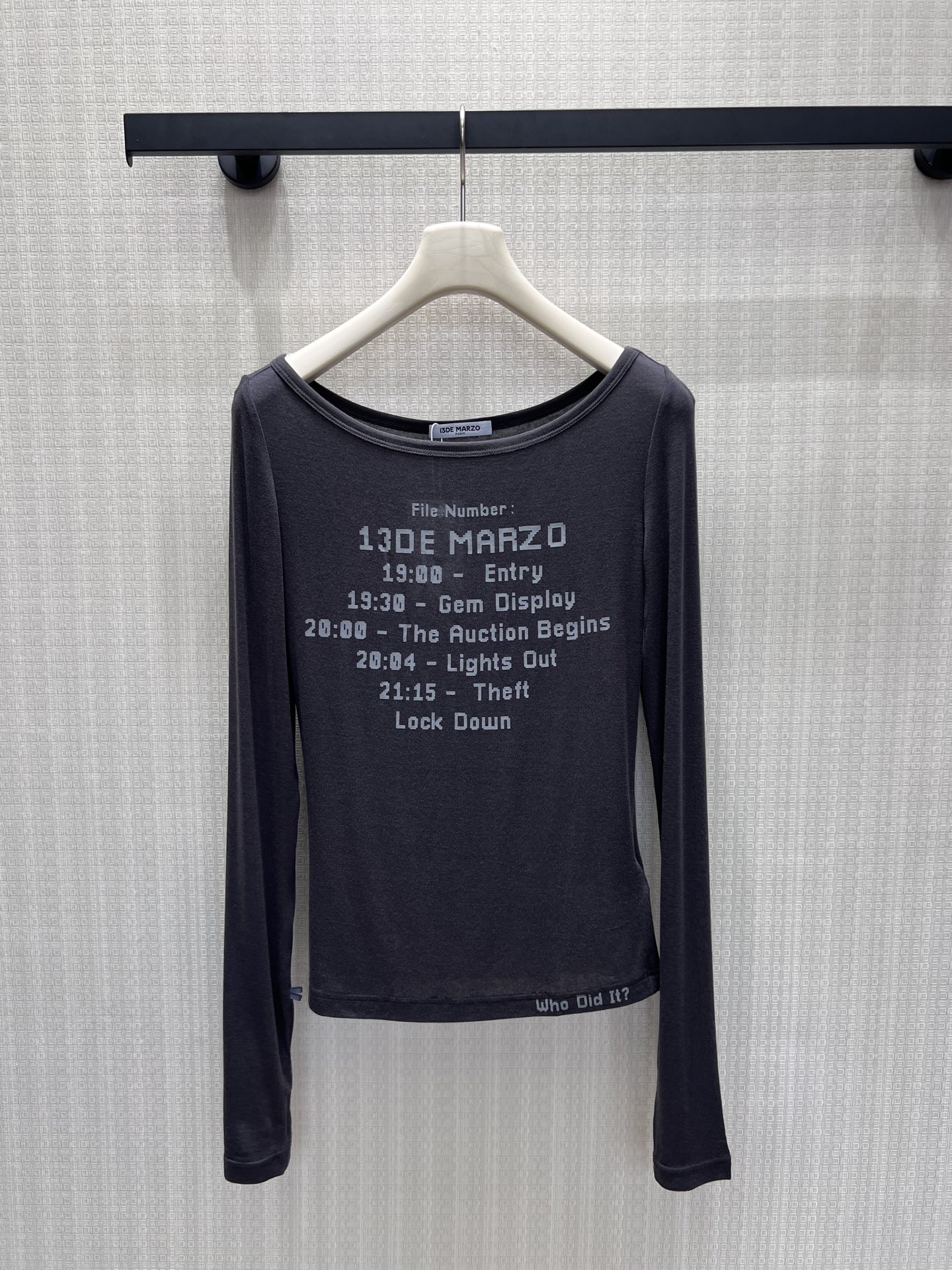 NO:912083,26 new spring and summer long-sleeved T, soft large U-shaped collar stretches the shoulder line, gently highlights the collarbone line, and the light and soft elastic fabric is close to the body without restraint. The retro old English print has a niche cool tone, and the hem hides interesting slogan details. The short waisted version has optimized proportions, white/pink/black three colors are versatile, it has a cool atmosphere when worn alone, and the layers of layered jackets are outstanding, simple and Korean-style, sophistication and sophistication. Ready stock smL  Actual detailed pictures, jackets & coats,1986090926春夏新品 长袖T 柔和大U一字领舒展肩线,温柔衬出锁骨线条,轻薄软糯弹力面料贴身无束缚.复古做旧英文印花自带小众潮酷调性,下摆暗藏趣味标语细节.短款收腰版型优化比例,白/粉/黑三色百搭,单穿清冷氛围感,叠搭外套层次出众,简约拿捏韩系轻熟精致感.现货smL 实拍细节图,,jackets & coats,,Women's clothing