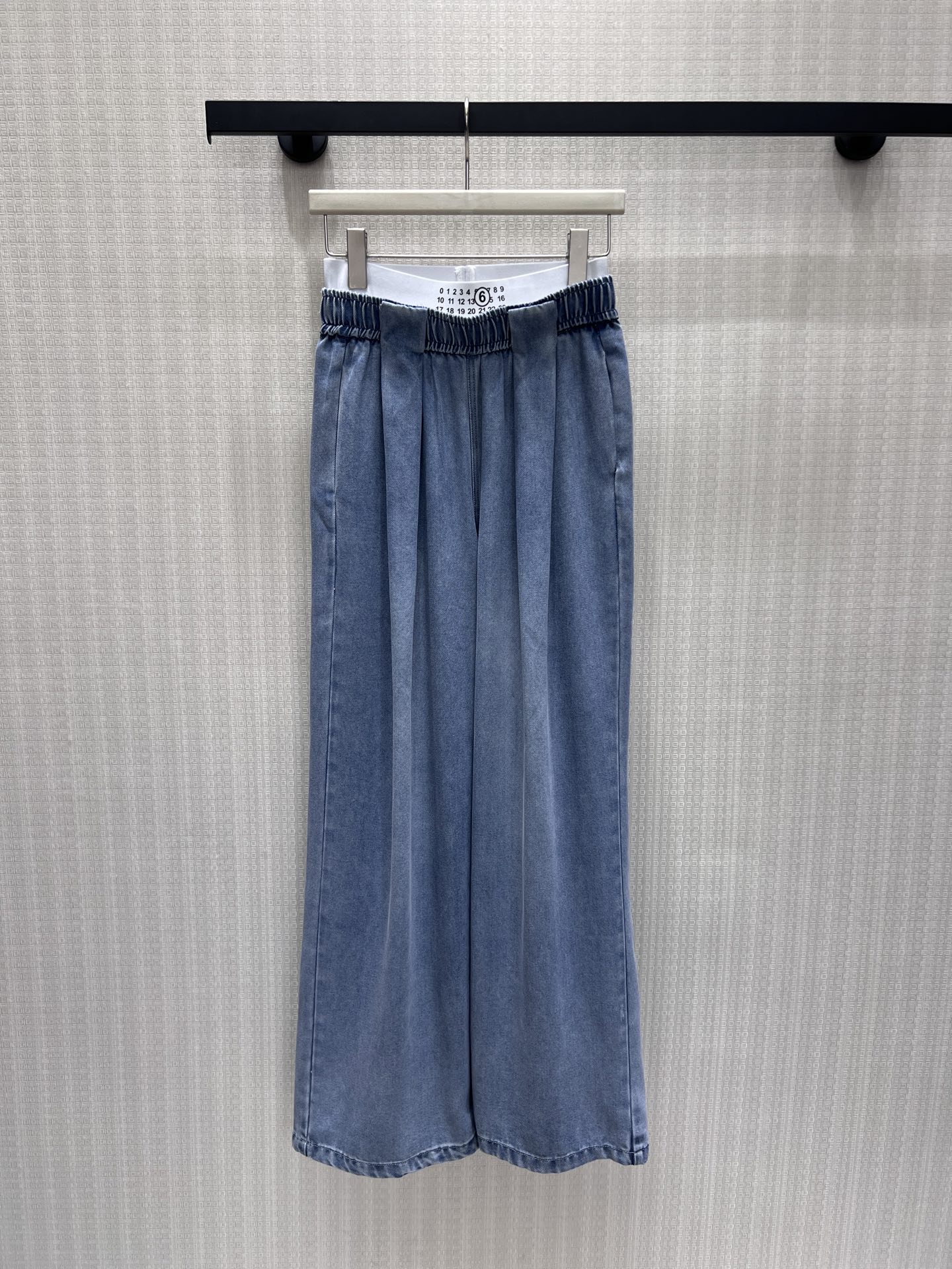 NO:912110,26 spring and summer new arrival casual pants in light washed blue with soft filter, draped tencel fabric, light and breathable, with soft and delicate texture. The elastic letter waistband is comfortable and unrestricted, the double pleat design on the front modifies the waist and abdomen, and the wide-leg draped pants hide the flesh and show the length of the legs. The relaxed and lazy casual style, paired with a short top, can easily create a three-to-seven ratio, refreshing and clean, and a casual and effortless simple and high-end sense for daily wear. Ready for sale smL  Actual detailed pictures,1986090926春夏新品 休闲裤清浅水洗蓝自带柔和滤镜,垂顺天丝面料轻薄透气,自带柔光细腻质感.松紧字母腰头舒适无束缚,前侧双褶设计修饰腰腹,阔腿垂坠裤型藏肉显腿长.松弛慵懒的休闲格调,搭配短款上衣轻松打造三七分比例,清爽干净,日常穿出随性不费力的简约高级感. 现货出售smL 实拍细节图,,,Women's clothing
