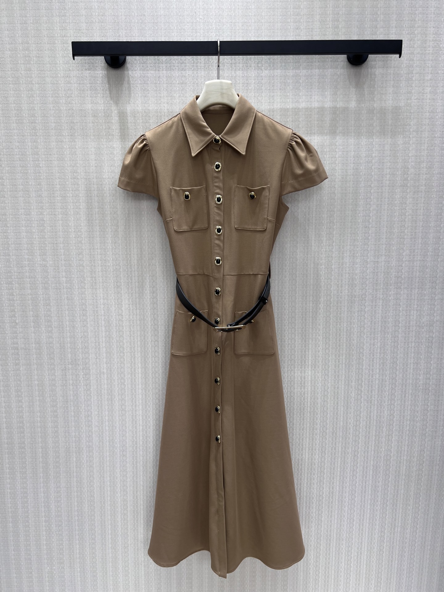 NO:912104,26 new spring and summer dress, warm khaki with retro commuter texture, lapel puff short sleeves that softly modify the shoulder line. The multi-pocket workwear design combines layers and accents, the metal button lengthens the body shape vertically, and comes with a wide black belt to accurately outline the waistline. The large vertical skirt hides the body and looks slim, and the casual shoes are not stiff. It is both capable and gentle, easily creating an unintentional light luxury commuting atmosphere. In stock 36/38/40  Actual detailed pictures, skirts, T-shirts,1986090926春夏新品 连衣裙 暖调卡其自带复古通勤质感,翻领泡泡短袖柔和修饰肩线.多口袋工装设计兼具层次与腔调,金属排扣纵向拉长身形,附赠宽黑腰带精准勾勒腰线.垂顺大摆裙摆藏肉显瘦,休闲鞋搭配亦不显生硬,兼具干练与温柔,轻松打造不刻意的轻奢通勤氛围感.现货36/38/40 实拍细节图,,skirts,T-shirt,,Women's clothing
