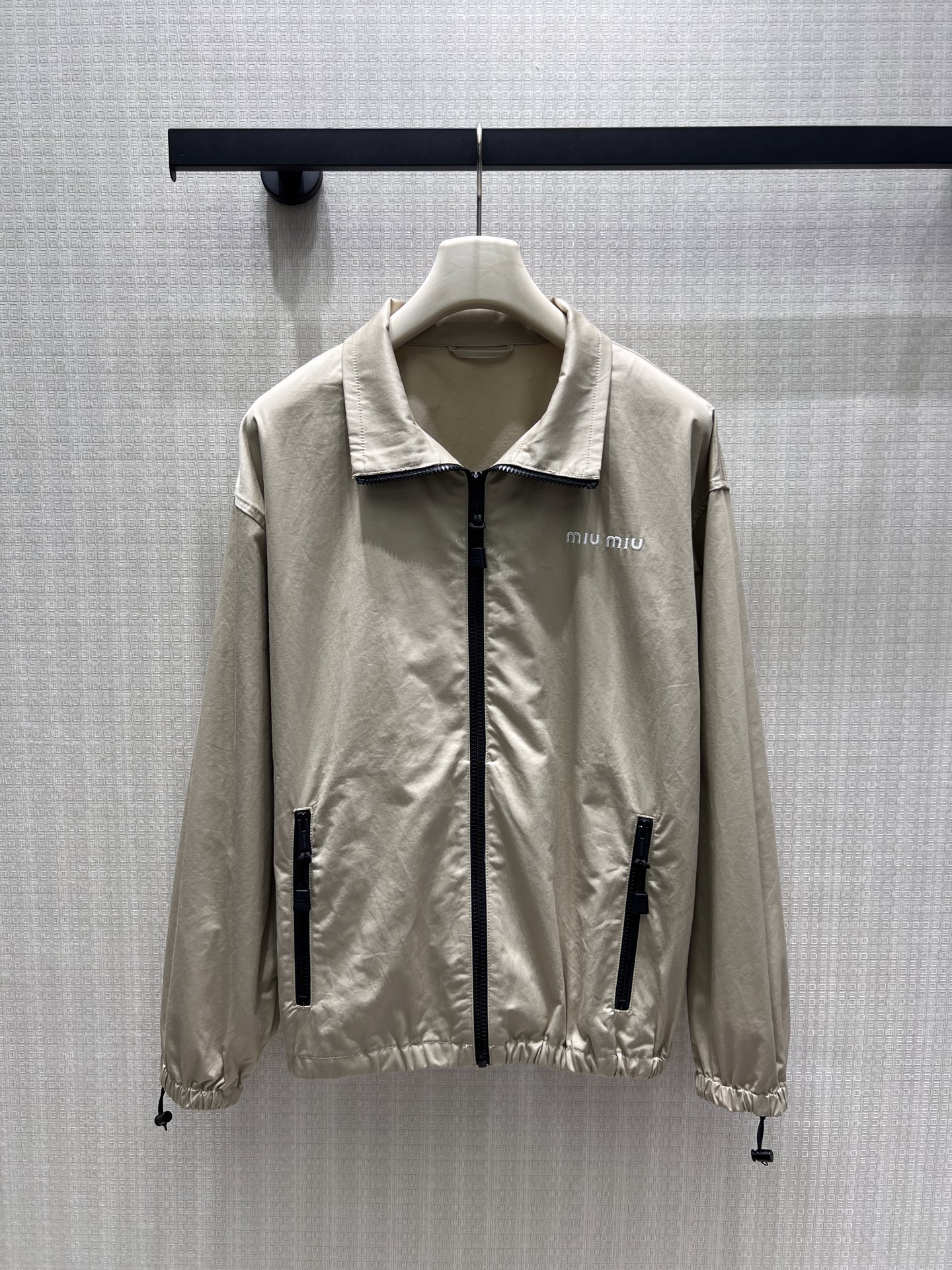 NO:912121,Jacket miu** 26 spring and summer new suit. The gentle milk tea khaki tone is full of girlish relaxation. The stand-up collar drawstring jacket is loose and dropped on the shoulders, and the simple letter embroidery on the chest is low-key and exquisite. It is matched with a drawstring skirt of the same color, and the length is balanced to create a superior ratio of 30 to 70. The light and breathable fabric is suitable for daily travel, and the neat black zipper embellishes the details. The upper body of the set is lazy and noble, and it is easy to wear simple and casual outfits with rich gold style. In stock 36/38/40  Actual detailed pictures,,miumiu,skirts,jackets & coats,jackets & coats,19860909外套 miu** 26春夏新品套装 温柔奶茶卡其调满溢少女松弛感,立领抽绳夹克宽松落肩,胸前简约字母刺绣低调精致.配套同色系抽绳短裙,长短平衡打造三七分优越比例.轻薄透气面料适配日常出行,利落黑拉链点缀细节,成套上身慵懒又显贵,轻松拿捏千金风简约休闲穿搭.现货36/38/40 实拍细节图,,miumiu,skirts,jackets & coats,jackets & coats,,Women's clothing