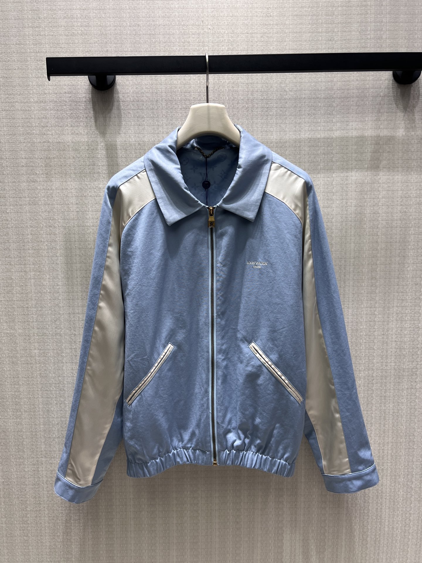 NO:911292,26 spring and summer new products  Retro-style color-blocked casual flight jacket, soft light blue base spliced with matte light satin shoulder sleeves, contrasting color layers and high-end restraint. Clean lapels with customized metal zippers, simple small brand logo on the chest, low-key and noble. Trimmed pockets are practical and refined, and the hem  Elastic binding optimizes the fit, and the inside is fully printed with exclusive presbyopia lining. The soft and breathable fabric is both comfortable and crisp, suitable for commuting and traveling, and has a relaxed and luxurious tone. Spot 36:38/40 real shot details, jackets  & coats,1986090926春夏新品 复古风拼色休闲飞行夹克,柔和浅蓝基底拼接哑光浅缎肩袖,撞色层次高级克制.利落翻领搭配定制金属拉链,胸前简约品牌小字标识低调显贵.镶边插袋实用精致,下摆松紧收束优化版型,内里满印专属老花衬里.柔软透气面料兼顾舒适与挺括,通勤出行皆适配,松弛轻奢腔调拉满.现货36:38/40实拍细节图,,jackets & coats,,Women's clothing