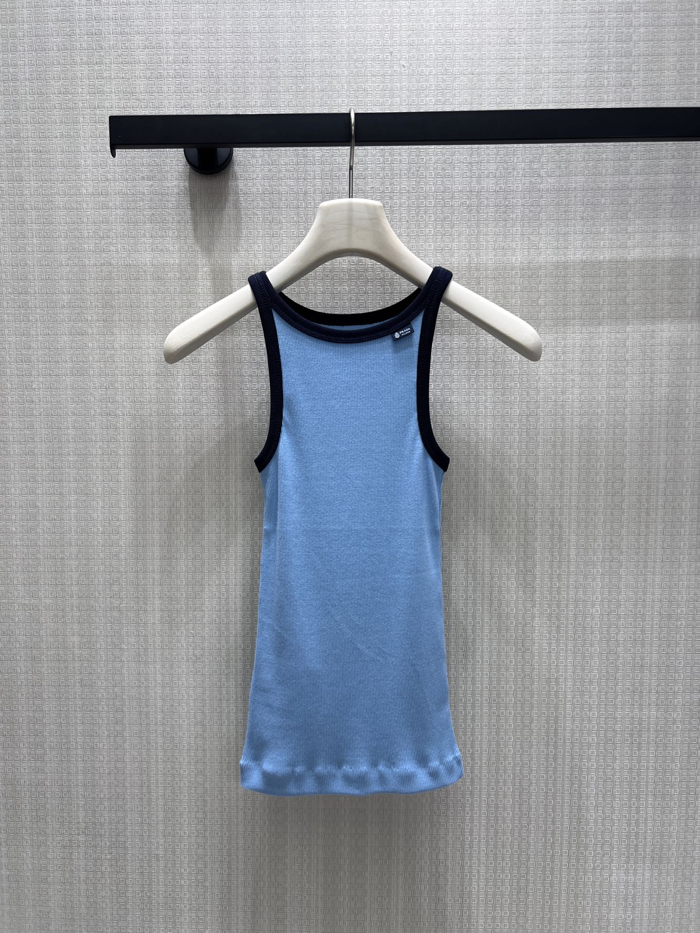 NO:911302,26 spring and summer new product Pra** minimalist sports style Contrast color racer vest, delicate vertical pit strip knitted fabric, elastic and soft to fit the body shape. Contrast color edging outlines the shoulder collar line, neat narrow shoulder tailoring modifies the shoulder and neck lines, with a refreshing retro atmosphere. Blue and black two-color optional, slim and short version optimizes body proportions. Wear alone and refreshing and eye-catching, layered shirts 2 colors Ready for sale smL real shot details,, prada, shirts,1986090926春夏新品 Pra**极简运动风 撞色工字背心,细腻竖坑条针织面料,弹力软糯贴合身形.撞色包边勾勒肩领线条,利落窄肩剪裁修饰肩颈线条,自带清爽复古氛围.蓝、黑双色可选,修身短版型优化身材比例.单穿清爽吸睛,叠搭衬衫 2色 现货出售 smL实拍细节图,,prada,shirts,,Women's clothing