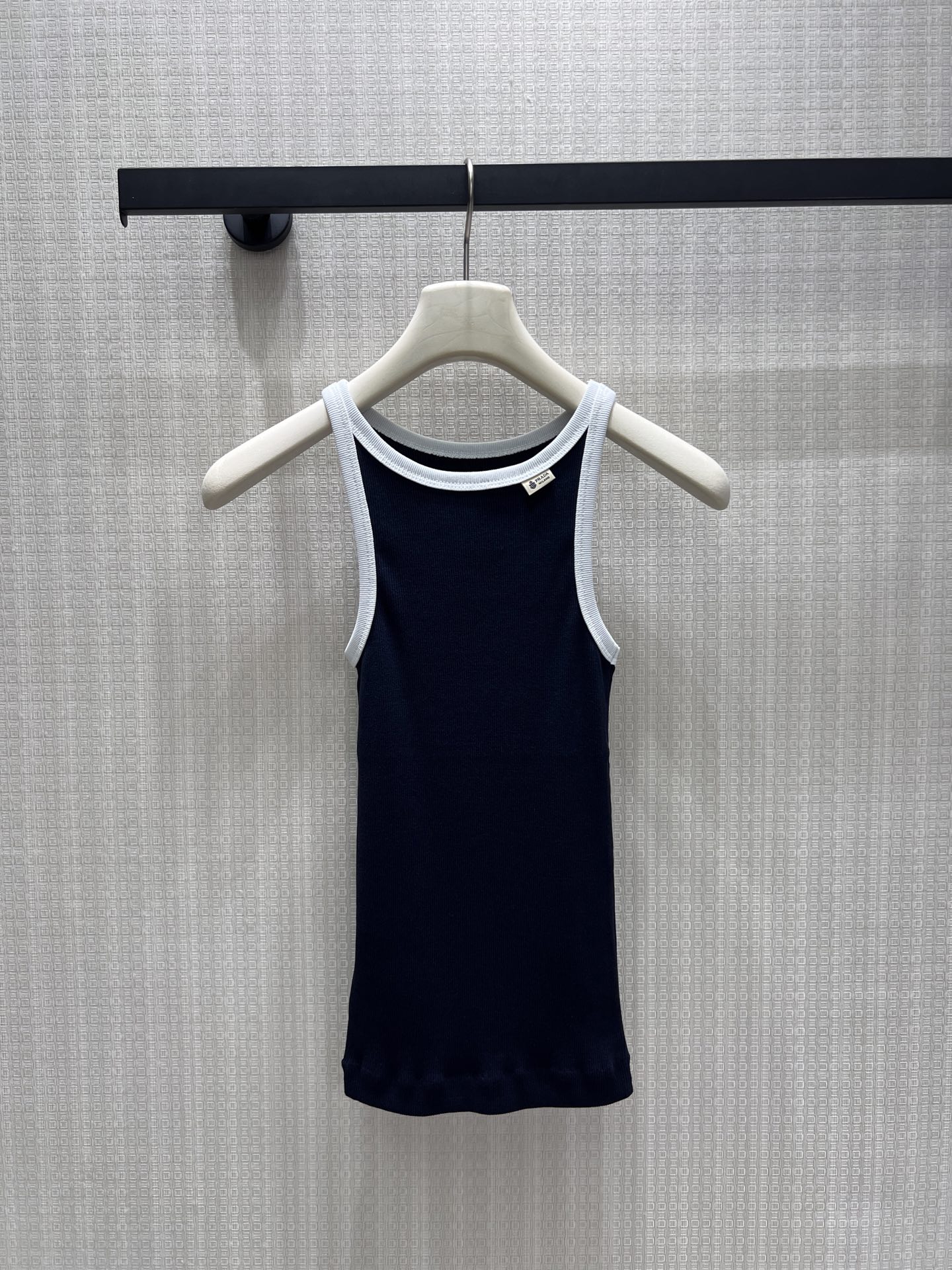 NO:911310,26 spring and summer new product Pra** minimalist sports style Contrast color racer vest, delicate vertical pit strip knitted fabric, elastic and soft to fit the body shape. Contrast color edging outlines the shoulder collar line, neat narrow shoulder tailoring modifies the shoulder and neck lines, with a refreshing retro atmosphere. Blue and black two-color optional, slim and short version optimizes body proportions. Wear alone and refreshing and eye-catching, layered shirts 2 colors Ready for sale smL size chart, prada, shirts,1986090926春夏新品 Pra**极简运动风 撞色工字背心,细腻竖坑条针织面料,弹力软糯贴合身形.撞色包边勾勒肩领线条,利落窄肩剪裁修饰肩颈线条,自带清爽复古氛围.蓝、黑双色可选,修身短版型优化身材比例.单穿清爽吸睛,叠搭衬衫 2色 现货出售 smL尺码表,,prada,shirts,,Women's clothing